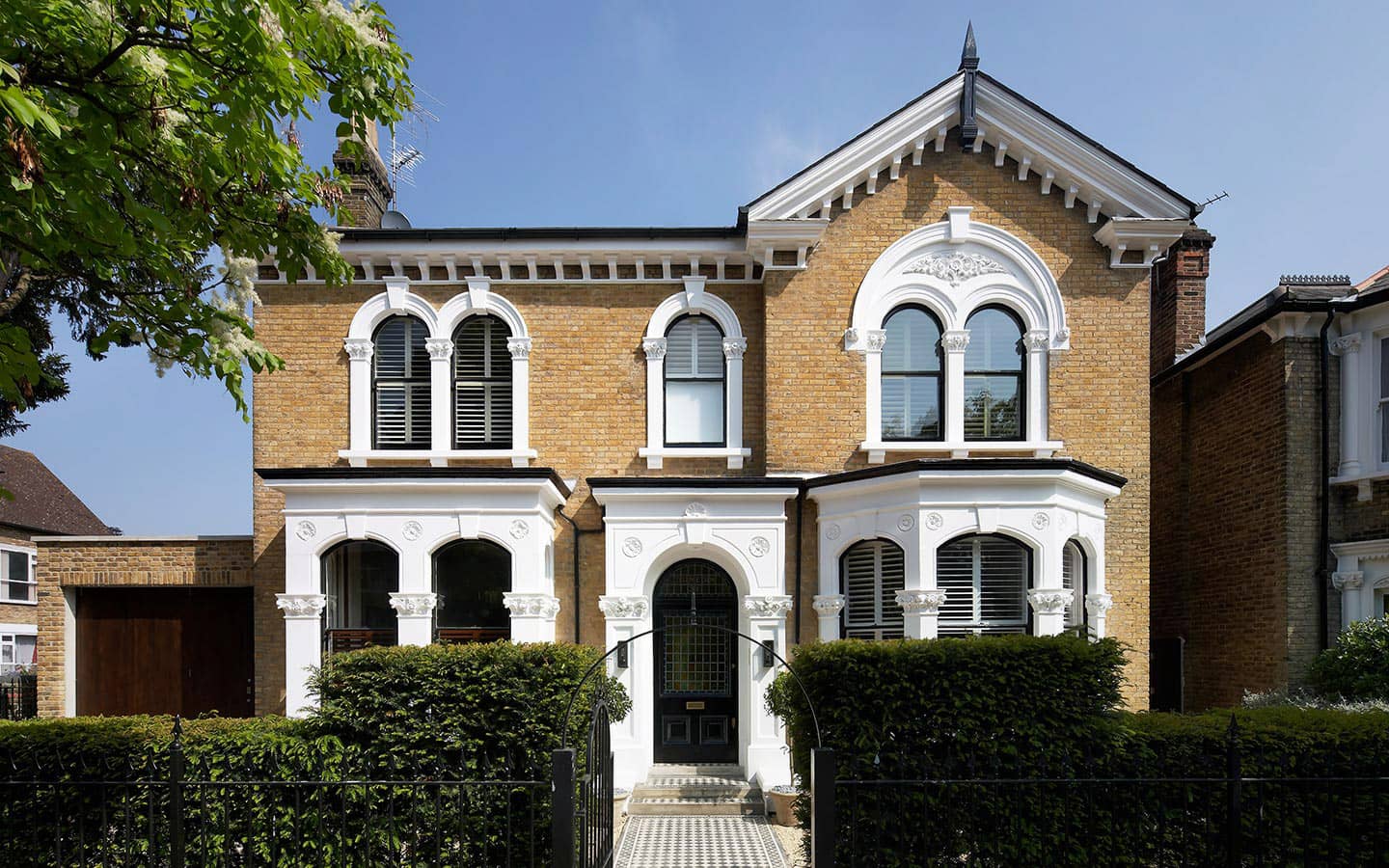 Купить дом в лондоне. Лондон Эдвардианский дом. Григорианский стиль в архитектуре. Особняк Чатем Хаус в Лондоне. Григорианские дома в Лондоне.