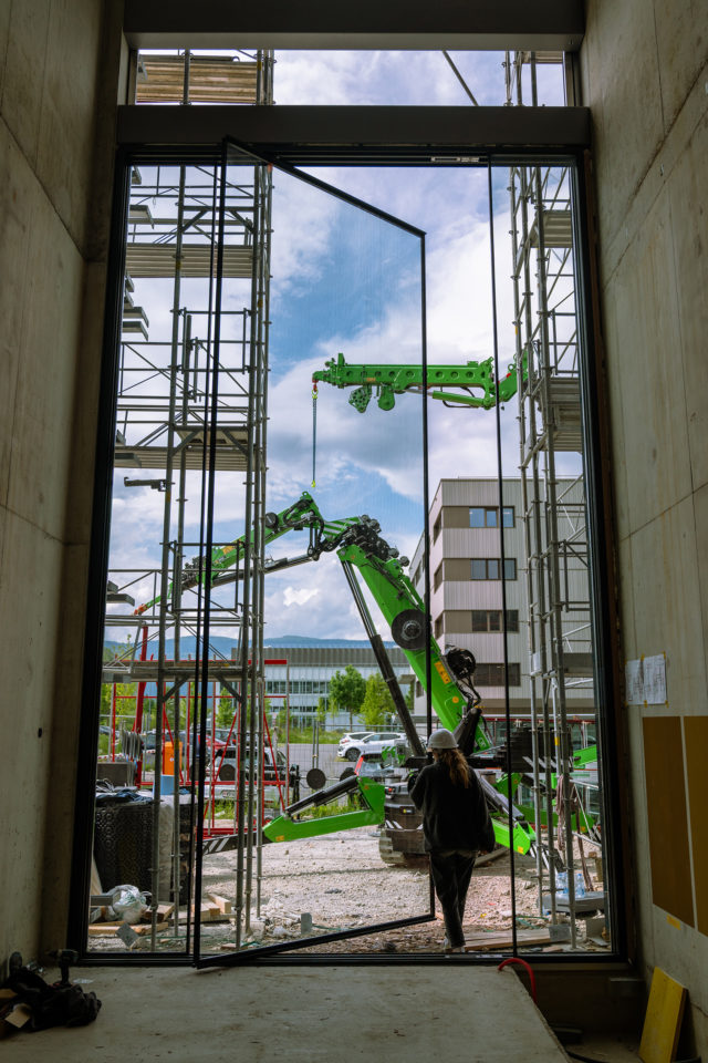 Pivotante de 6 mètres de haut sur 2,20 mètres de large dans le nouvel Headquarters de Vitrocsa