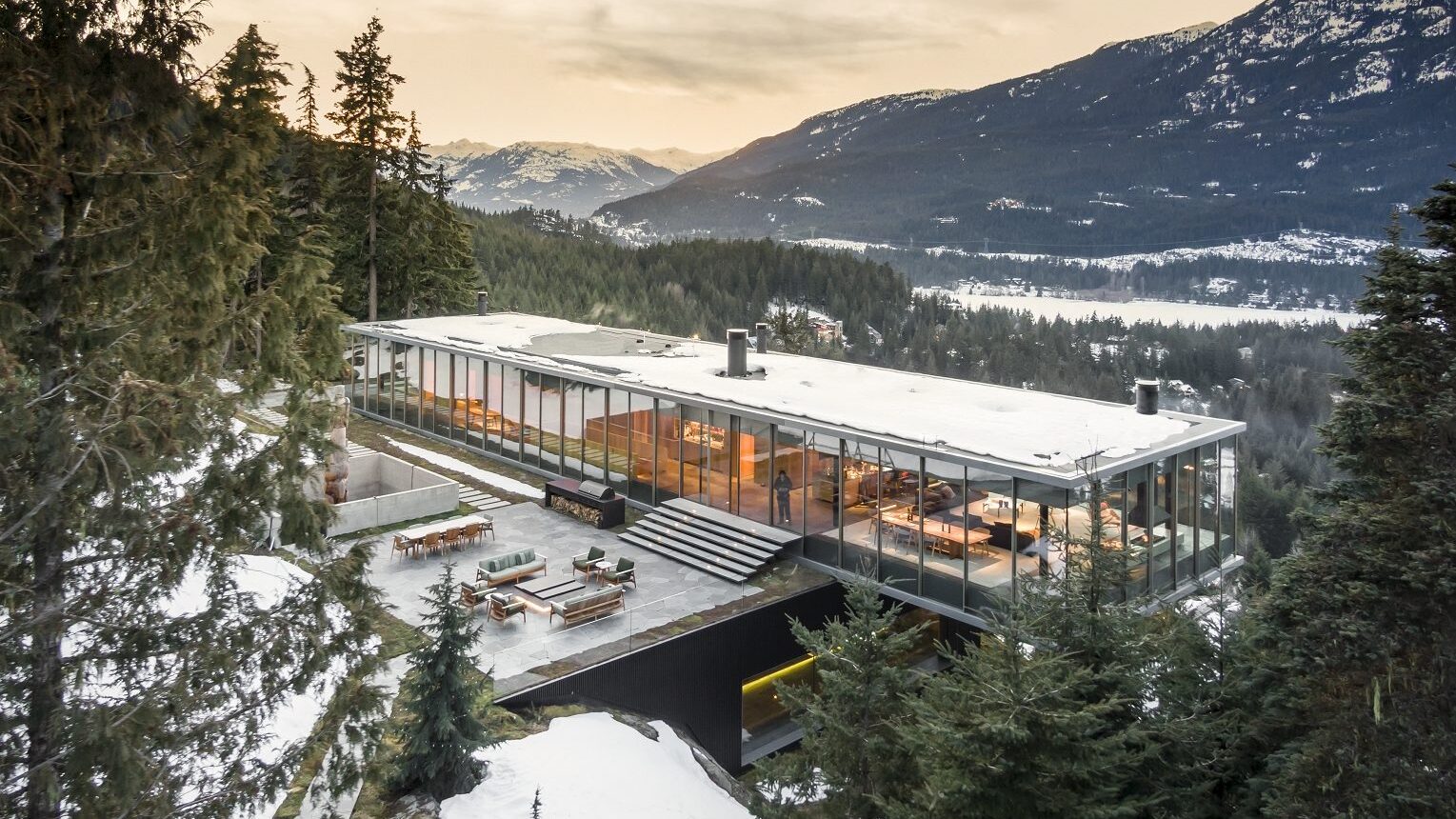 Flag house Whistle Canada utilisant de grandes fenêtres en verre sans cadre Vitrocsa personnalisées