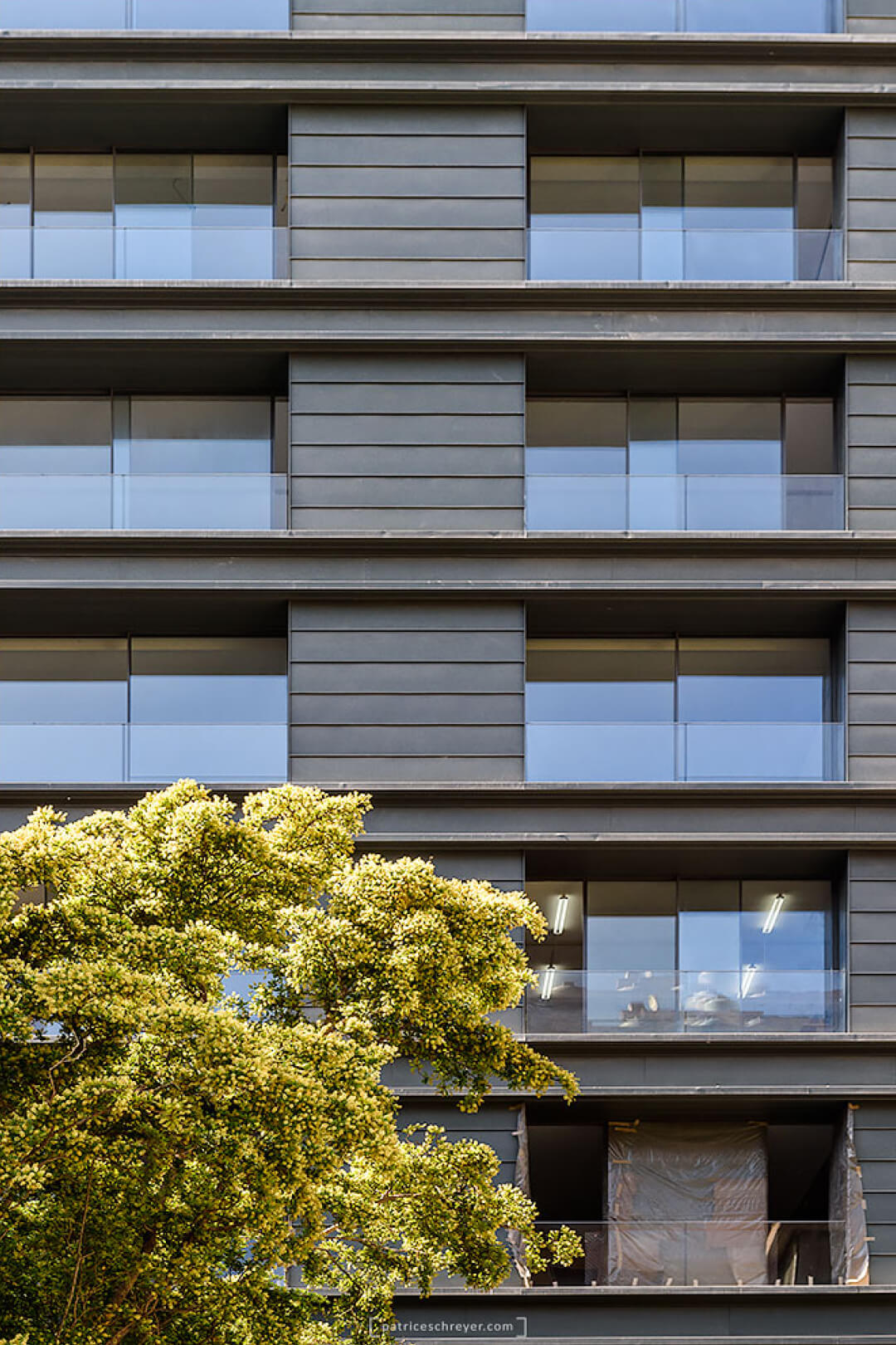 Ático en las torres 20/30 de Beirut con fachada de ventana minimalista corredera Vitrocsa TH+.