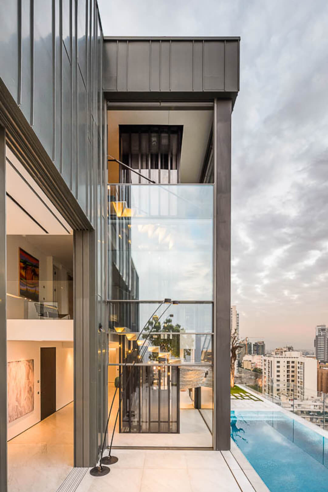 Ático en las torres 20/30 de Beirut con fachada corredera de guillotina Vitrocsa TH+.