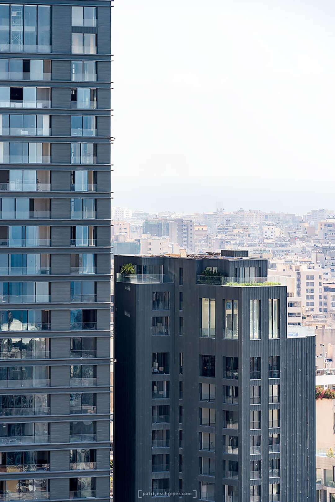 Ático en las torres 20/30 de Beirut con fachada corredera de guillotina Vitrocsa TH+.