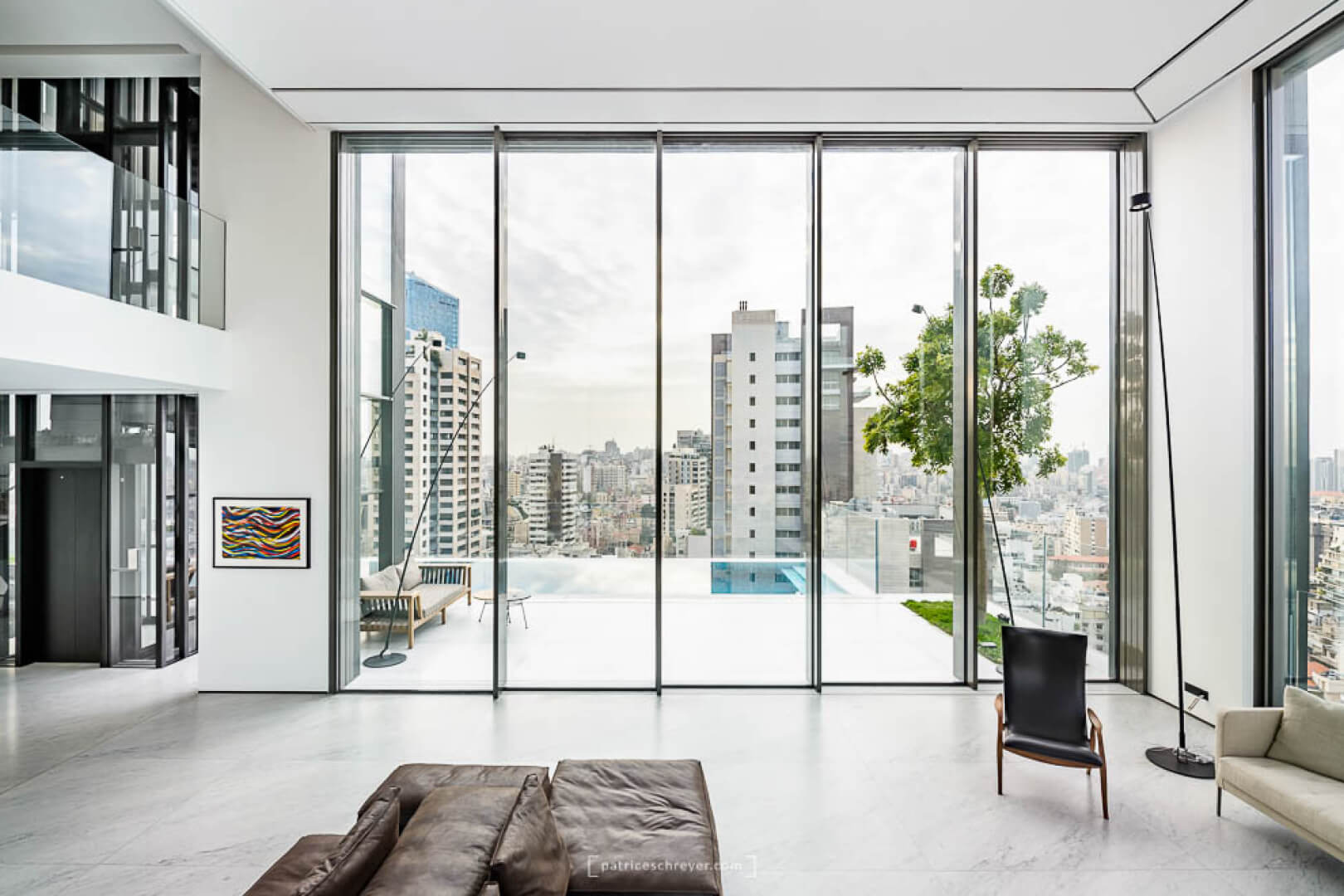 Ático en las torres 20/30 de Beirut con fachada de ventana minimalista corredera Vitrocsa TH+.