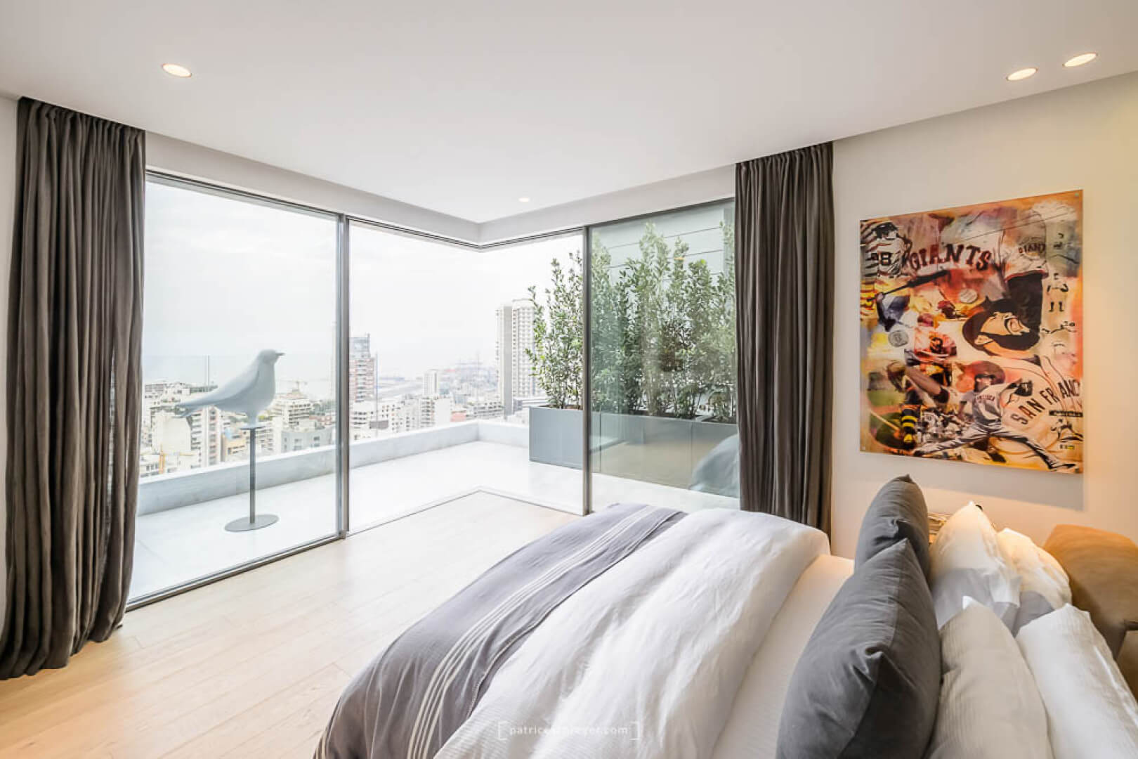 Ático en las torres 20/30 de Beirut con fachada de ventana minimalista corredera Vitrocsa TH+.