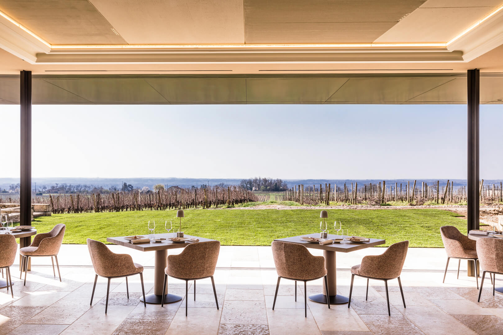 Restaurant du Château Troplong Mondot présentant le système de fenêtres Vitrocsa TH+ Turnable Corner.