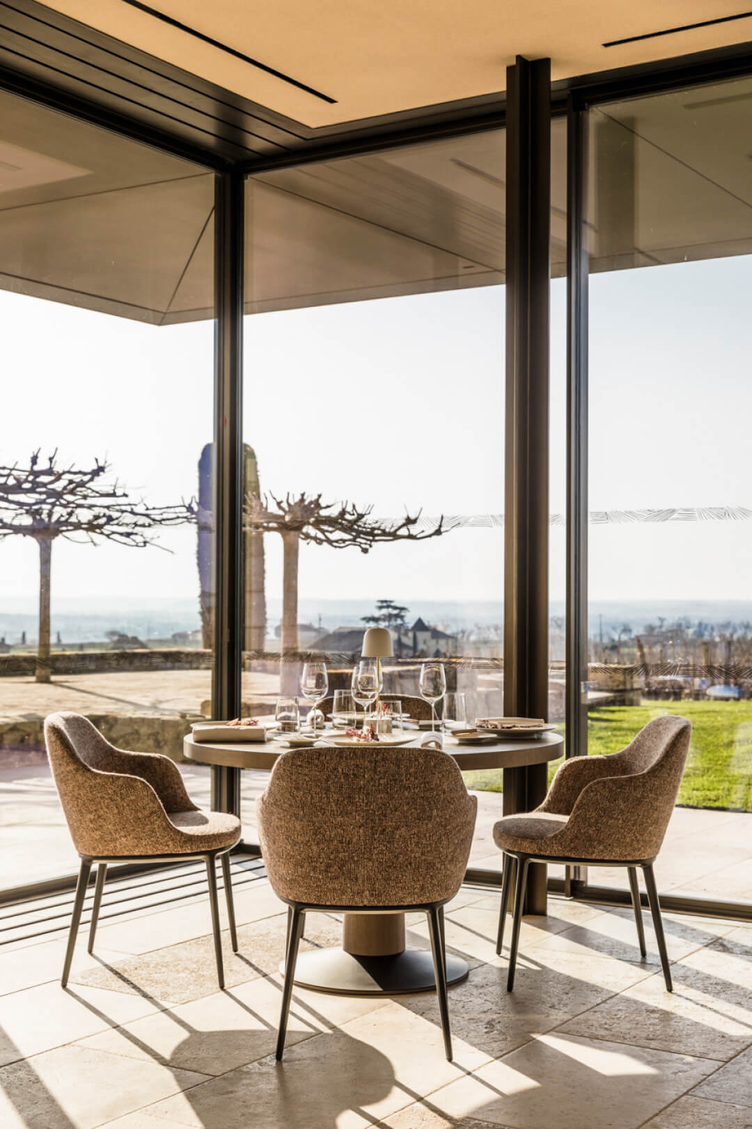 Restaurant du Château Troplong Mondot présentant le système de fenêtres Vitrocsa TH+ Turnable Corner.