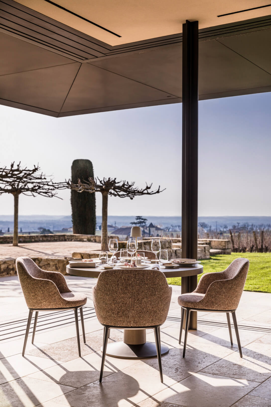 Restaurant du Château Troplong Mondot présentant le système de fenêtres Vitrocsa TH+ Turnable Corner.