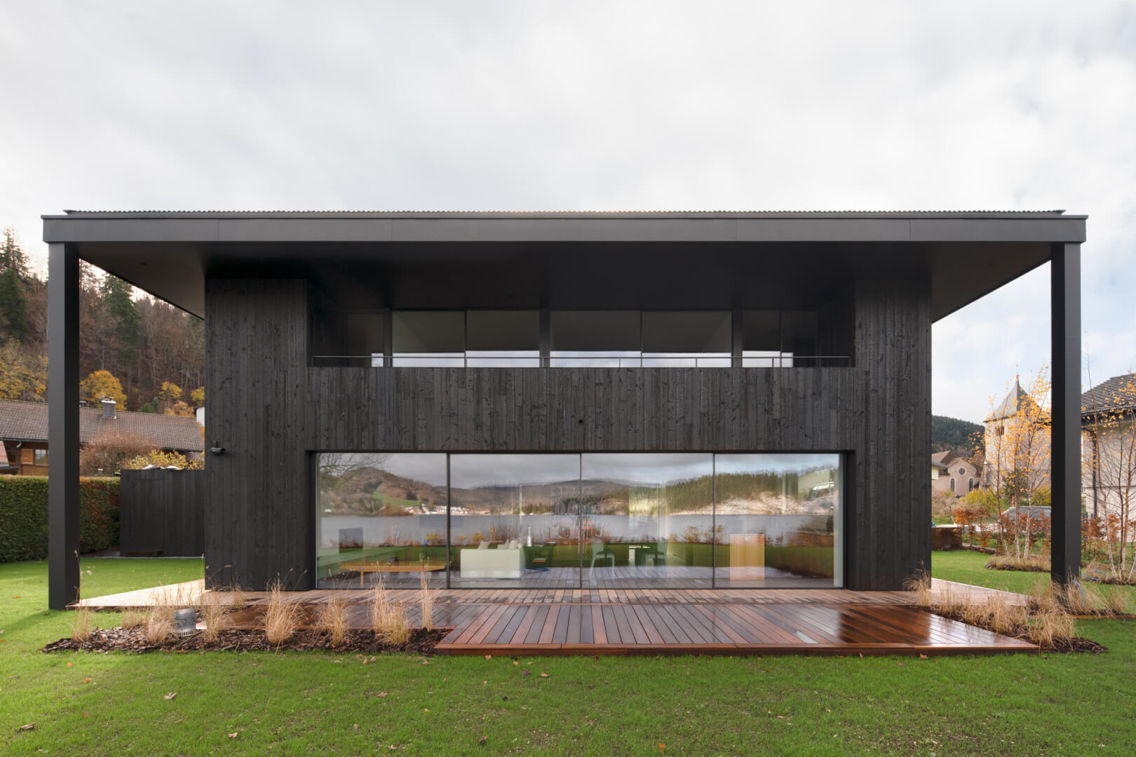 Vitrocsa sliding windows fit perfectly with the simple and pure style of the lake-side EMGD House.