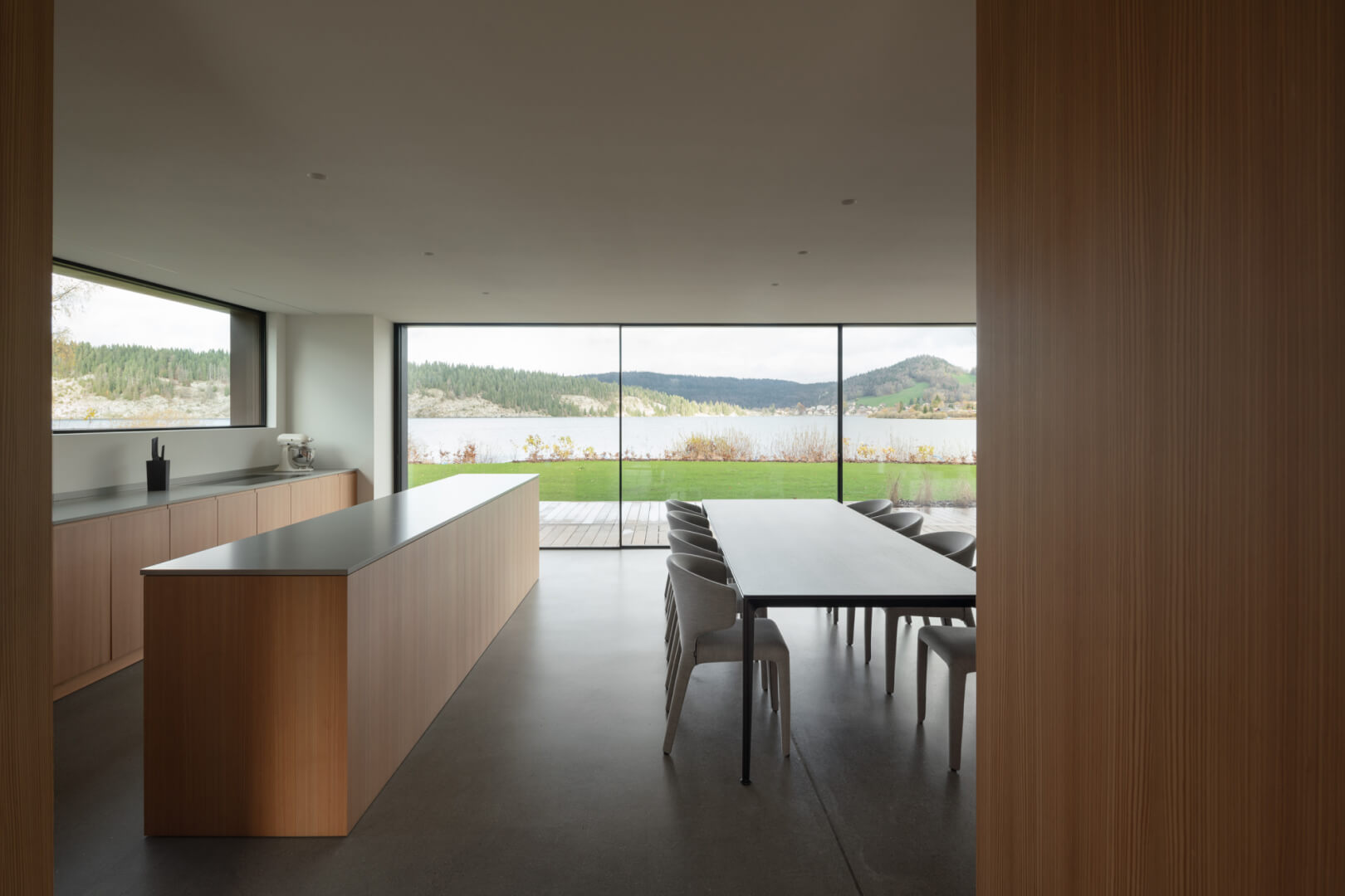 Vitrocsa sliding windows fit perfectly with the simple and pure style of the lake-side EMGD House.