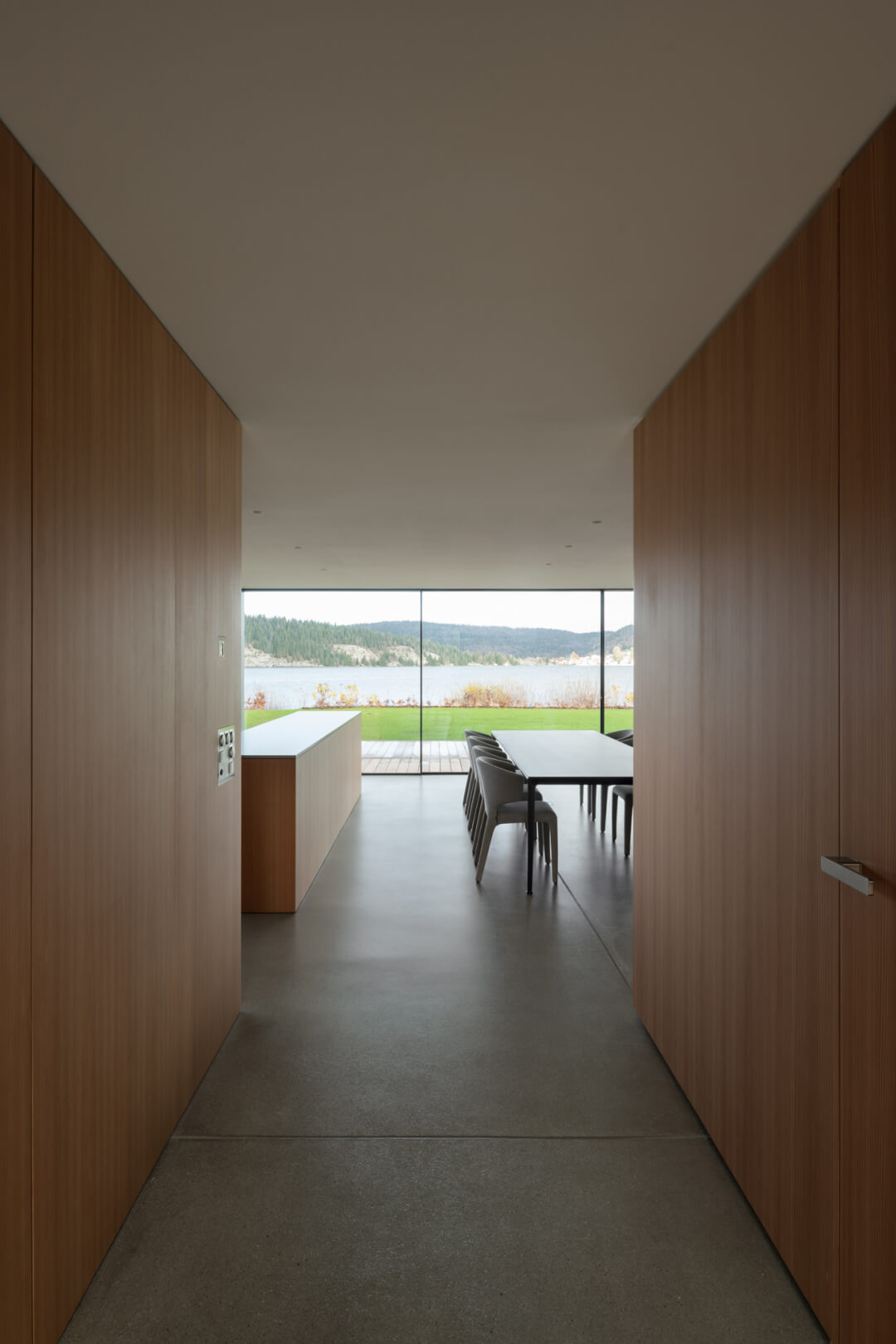 Vitrocsa sliding windows fit perfectly with the simple and pure style of the lake-side EMGD House.