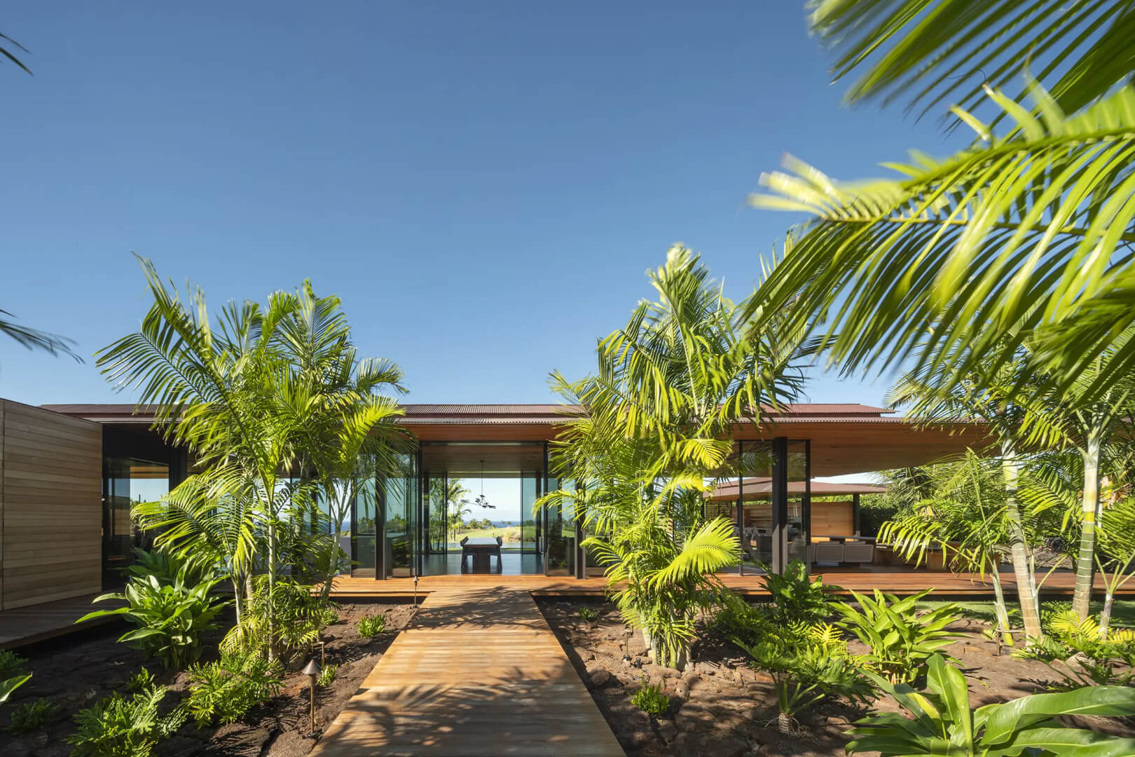 Hale Land Haus, Hawaii, USA von Architekten Olson Kundig mit Vitrocsa Rahmenloses Schiebefenster System