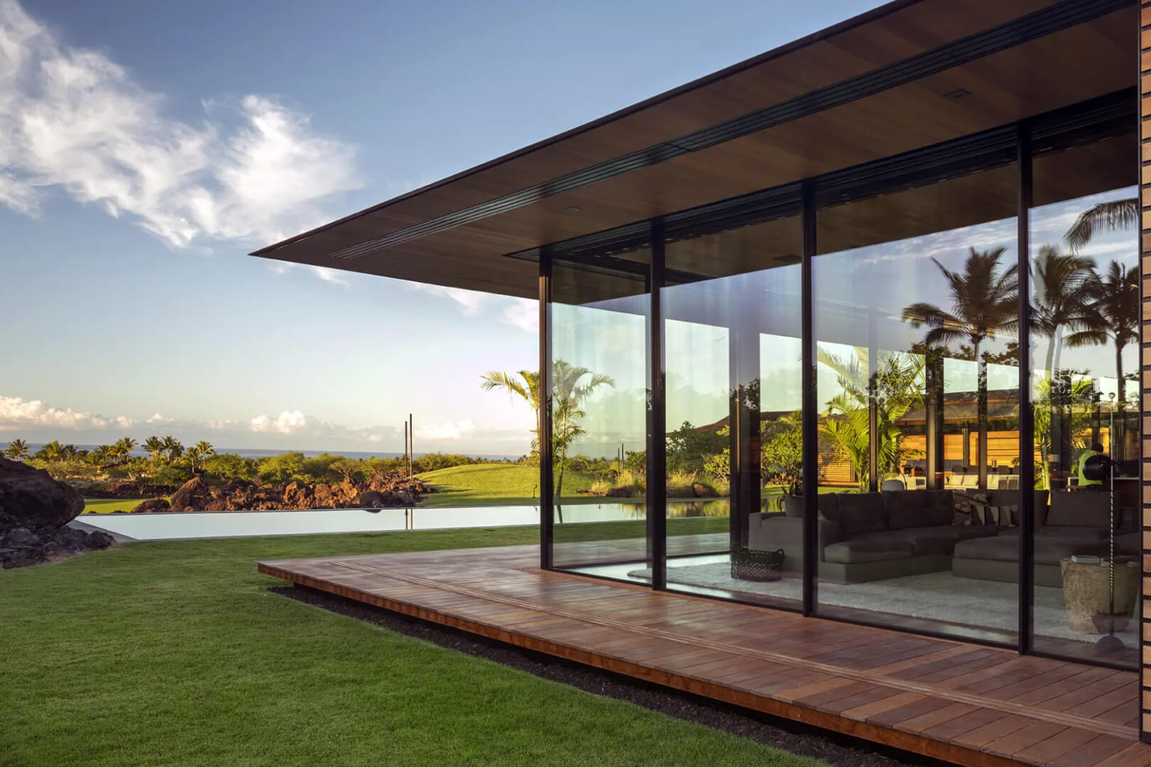 Hale Land Haus, Hawaii, USA von Architekten Olson Kundig mit Vitrocsa Rahmenloses Schiebefenster System