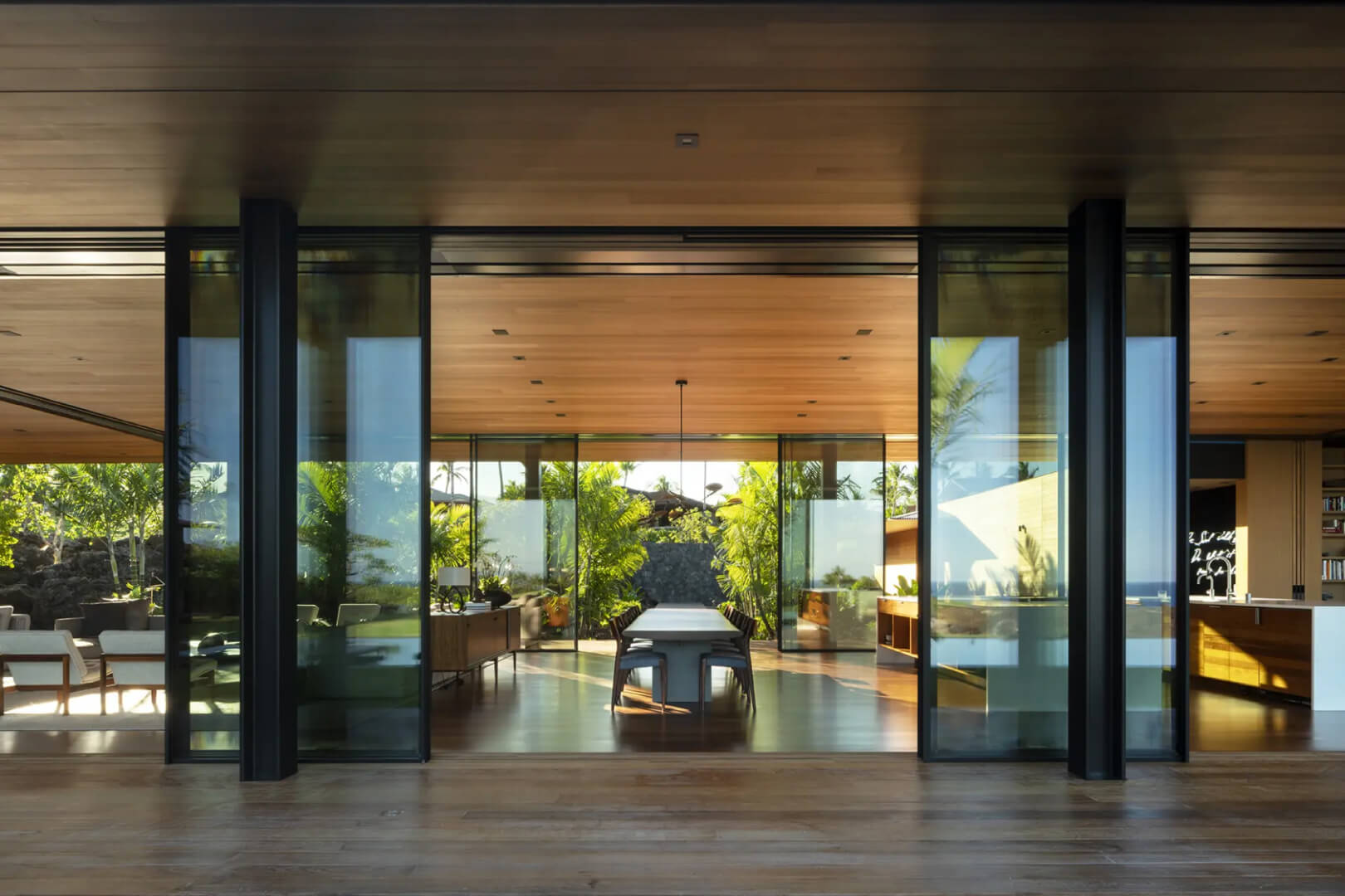 Hale Land Haus, Hawaii, USA von Architekten Olson Kundig mit Vitrocsa Rahmenloses Schiebefenster System