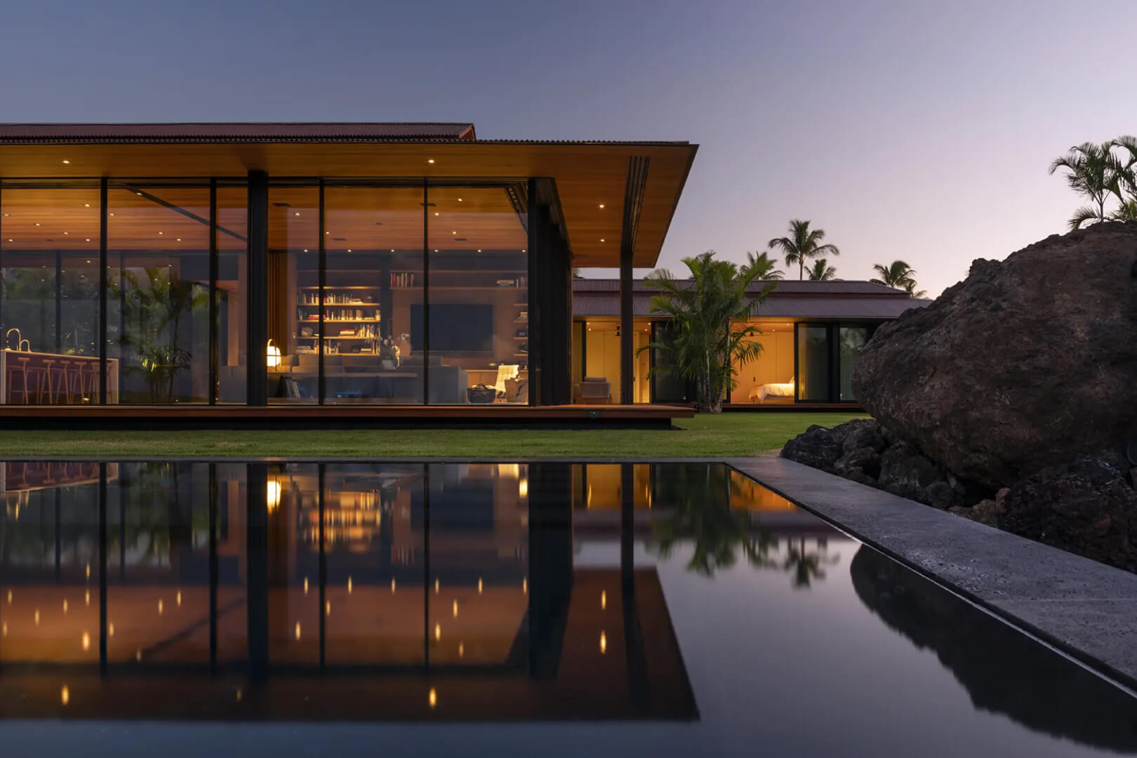 Hale Land Haus, Hawaii, USA von Architekten Olson Kundig mit Vitrocsa Rahmenloses Schiebefenster System
