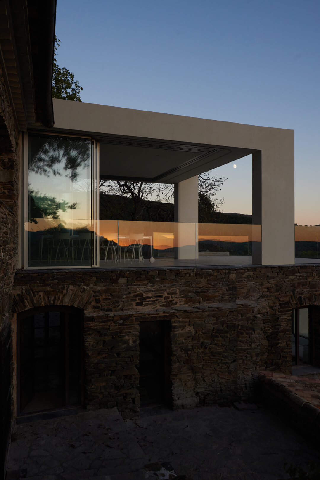 The Maison CL in Cévennes, Southwest France, uses Vitrocsa's Patented Turnable Corner Window System.