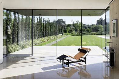 Our windows embody simplicity, eliminating the superfluous to focus on the essential.