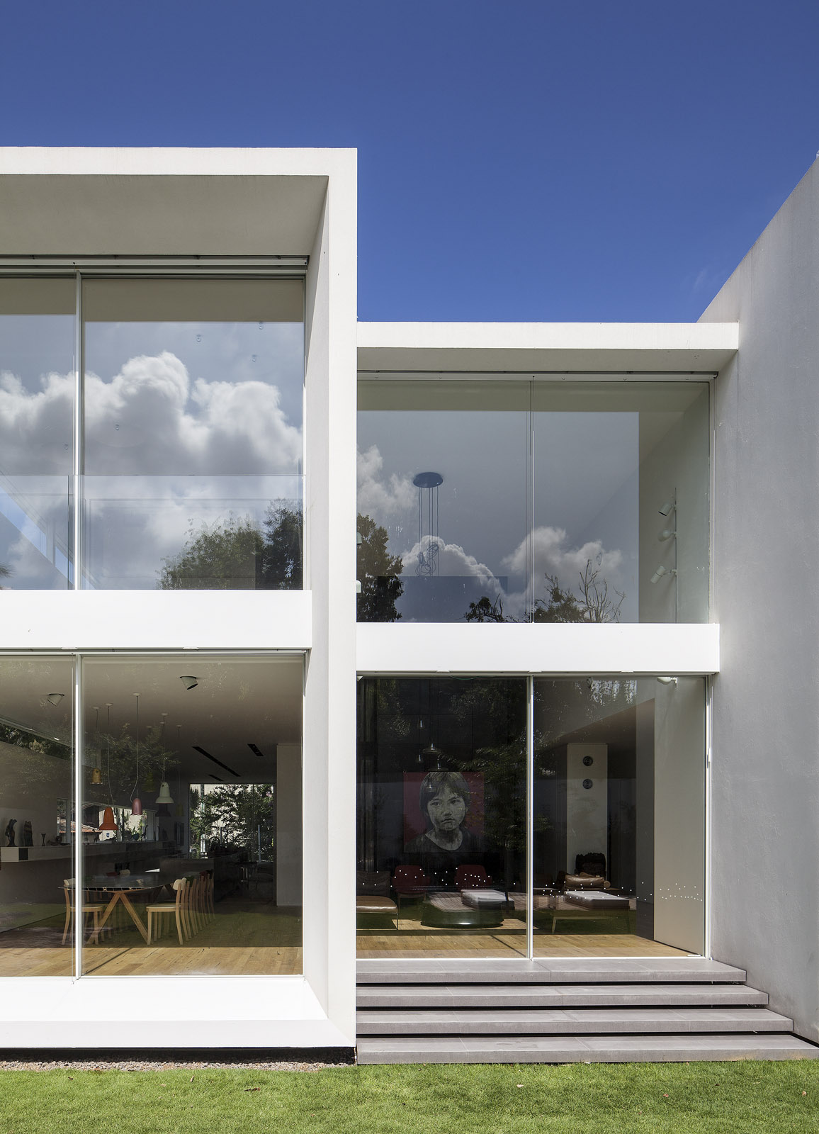 The large Vitrocsa windows at the end of these “tubes” open directly onto the garden.