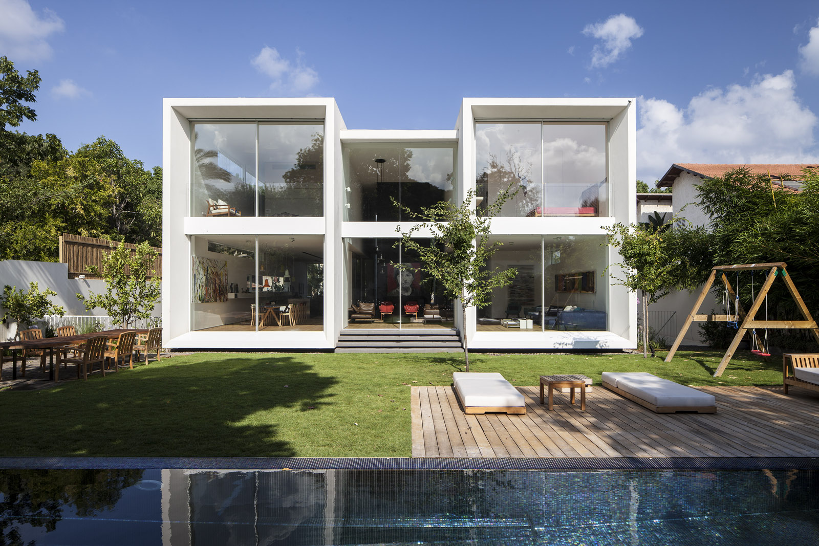 The large Vitrocsa windows at the end of these “tubes” open directly onto the garden.