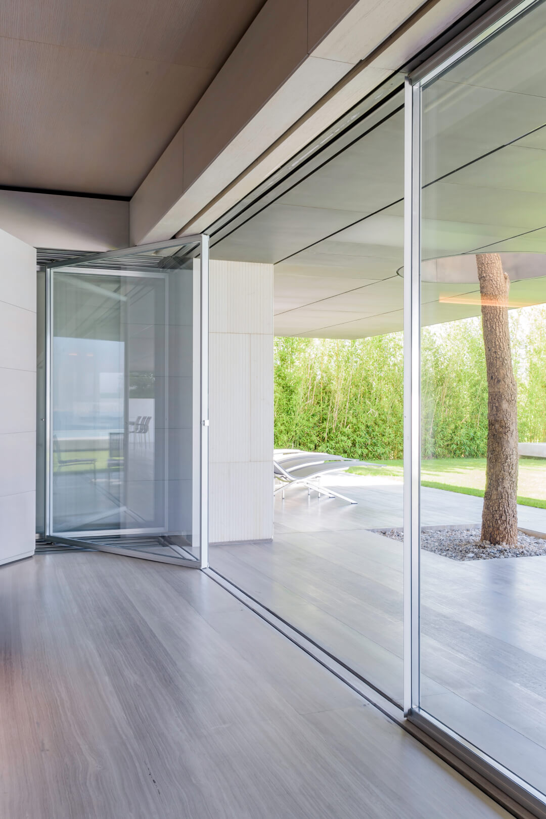 La Casa AZ en Líbano, obra de Nabil Gholam Architects, utiliza el ingenioso sistema de ventanas Turnable Corner de Vitrocsa.