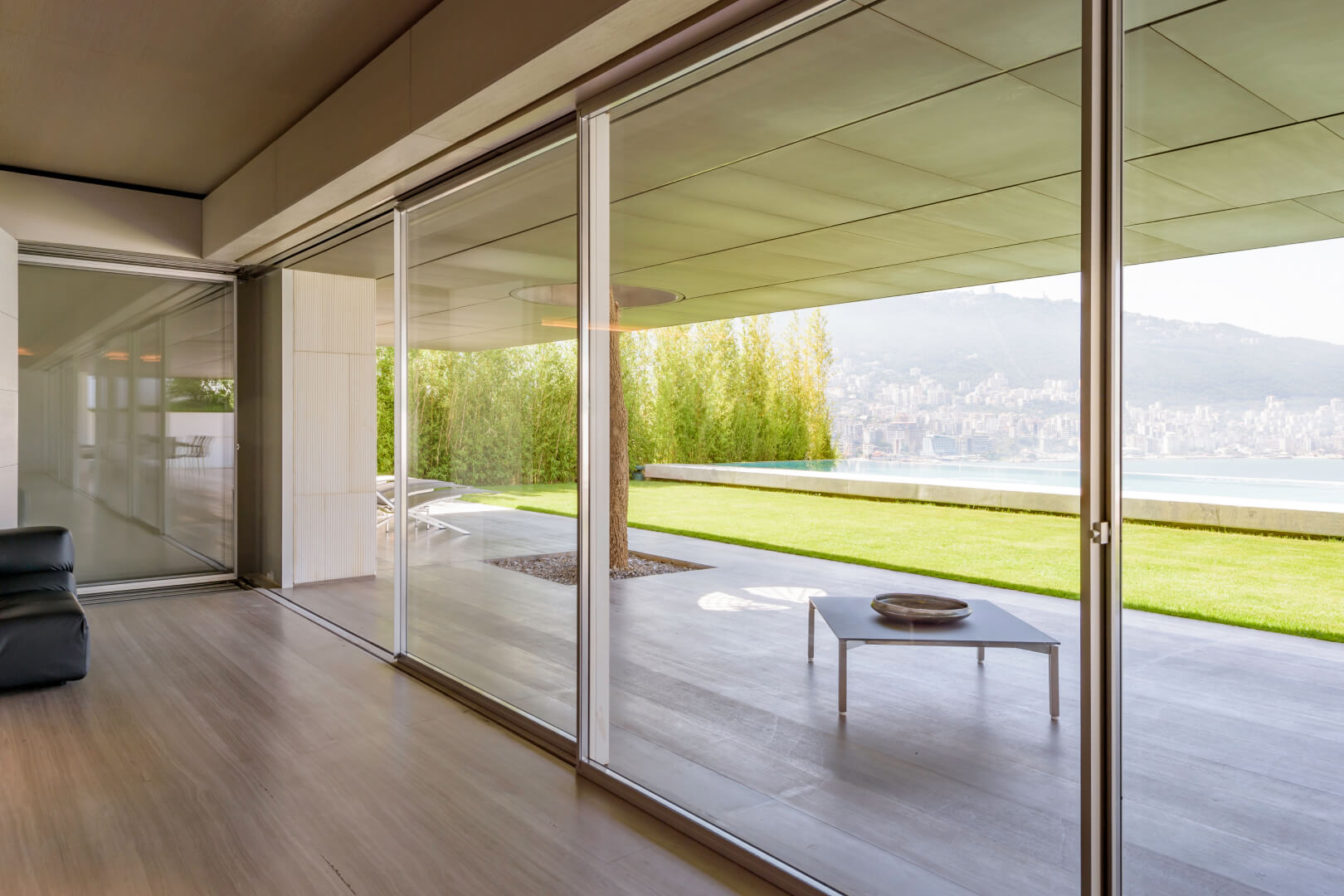 La Casa AZ en Líbano, obra de Nabil Gholam Architects, utiliza el ingenioso sistema de ventanas Turnable Corner de Vitrocsa.