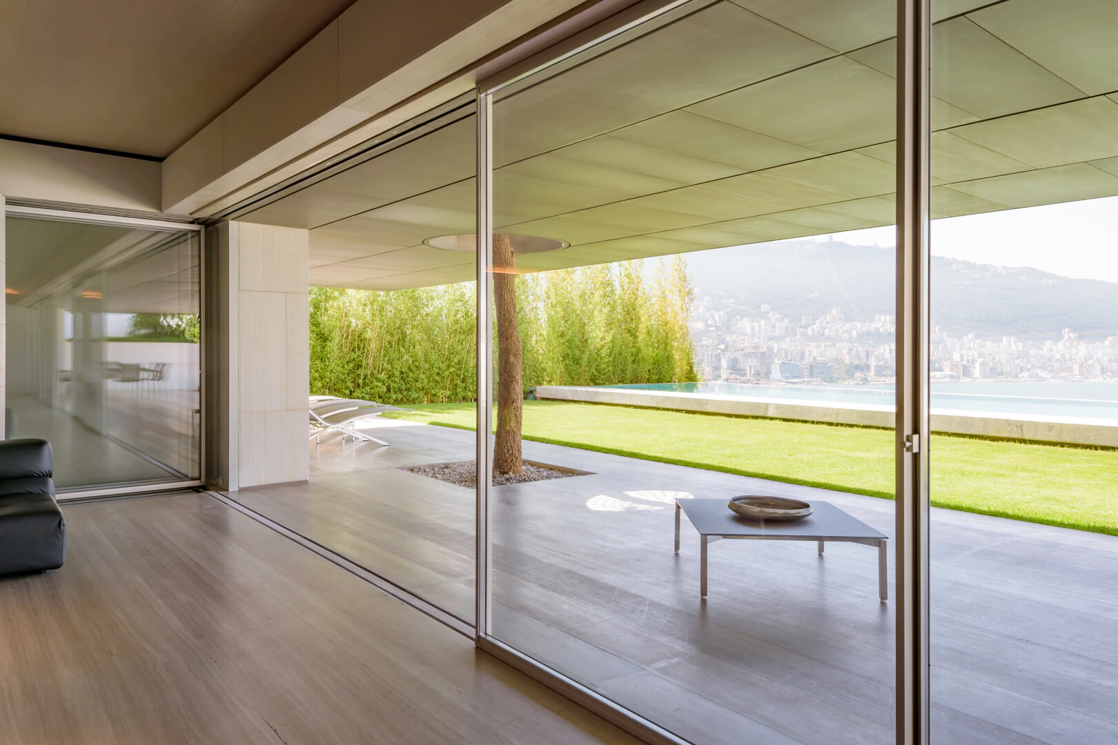 La Casa AZ en Líbano, obra de Nabil Gholam Architects, utiliza el ingenioso sistema de ventanas Turnable Corner de Vitrocsa.