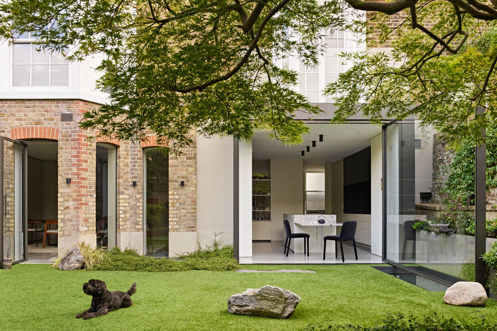 Proyecto Aubrey Road, Londres. Con una majestuosa ventana Pivotante Vitrocsa.