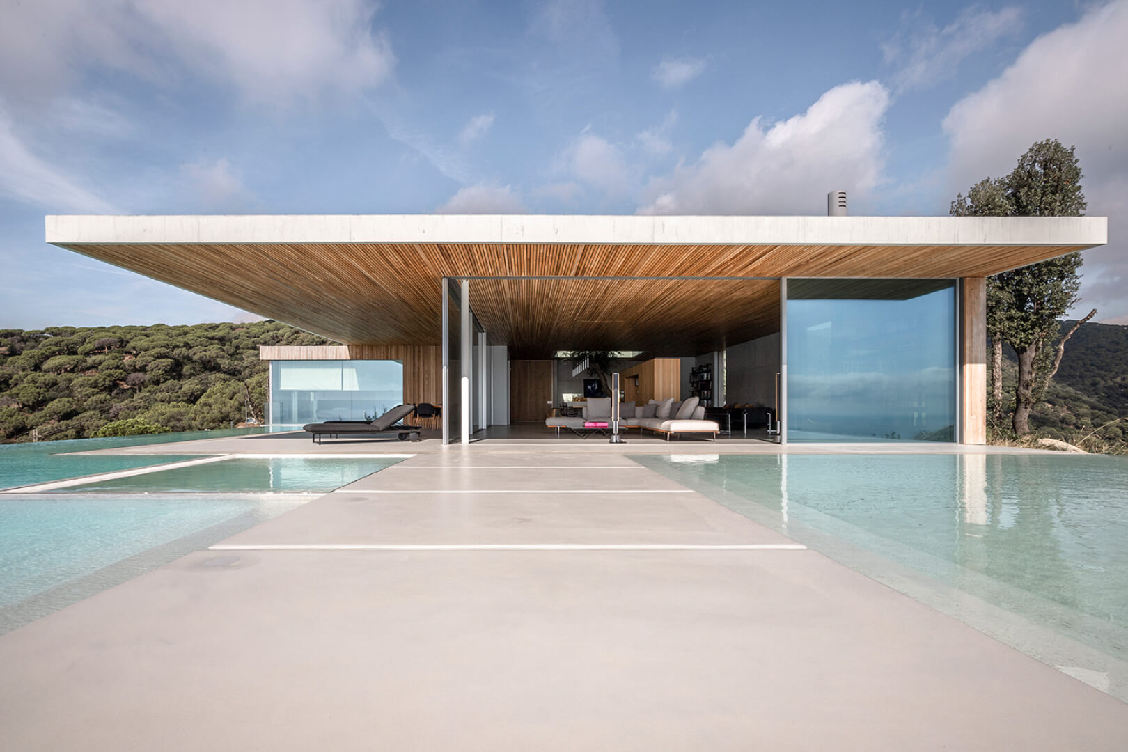 Das Barcelona House von Ström Architects verfügt über 6 hohe Schwellenfreier Bodenübergang Schiebefenster.