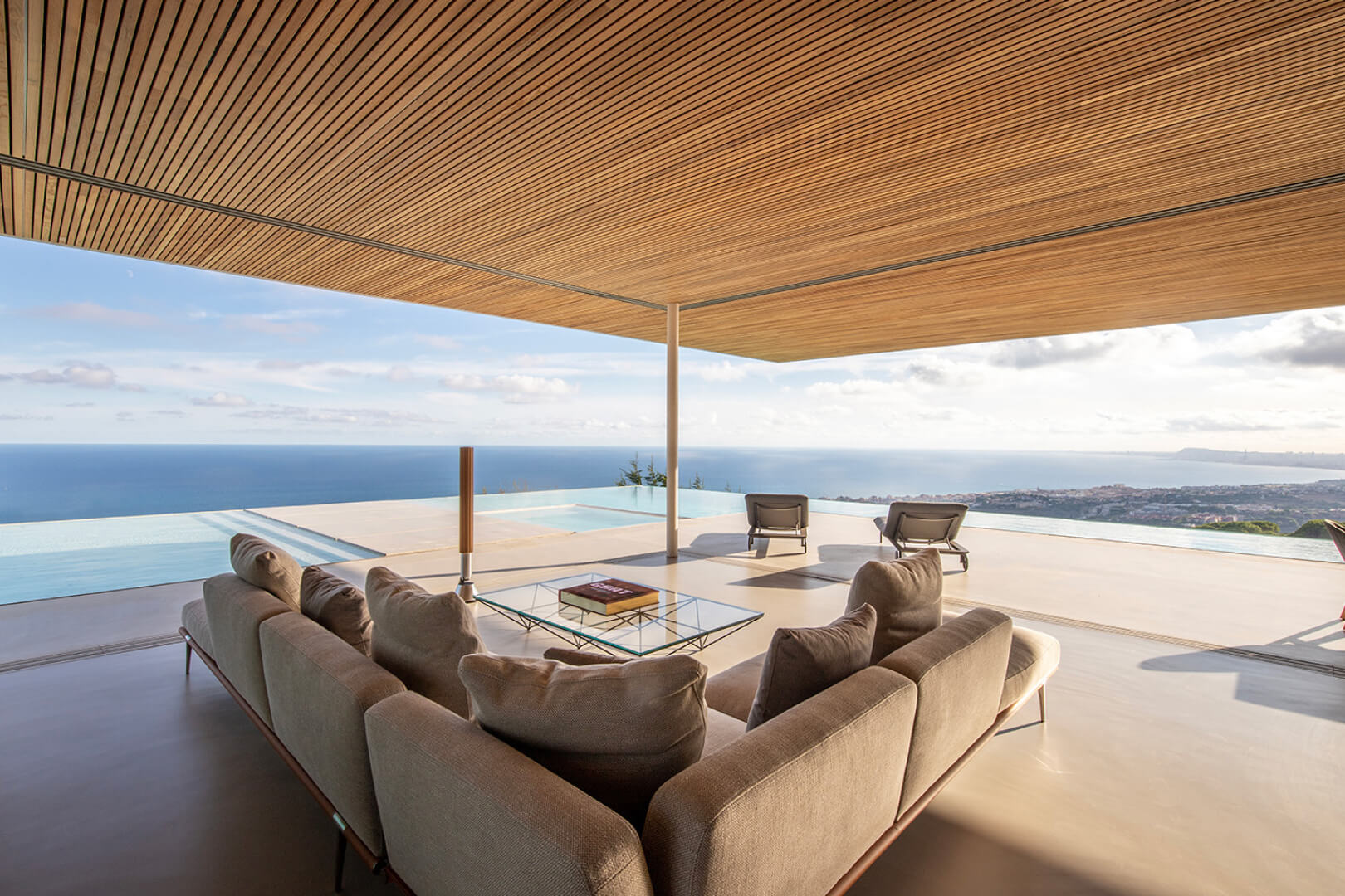 Das Barcelona House von Ström Architects verfügt über 6 hohe Schwellenfreier Bodenübergang Schiebefenster.