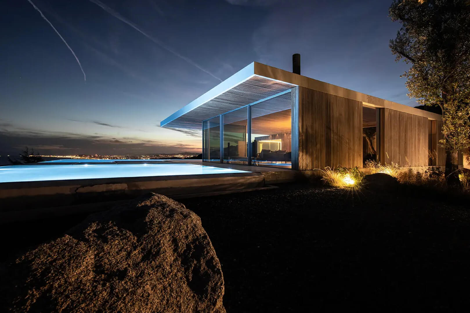 Das Barcelona House von Ström Architects verfügt über 6 hohe Schwellenfreier Bodenübergang Schiebefenster.