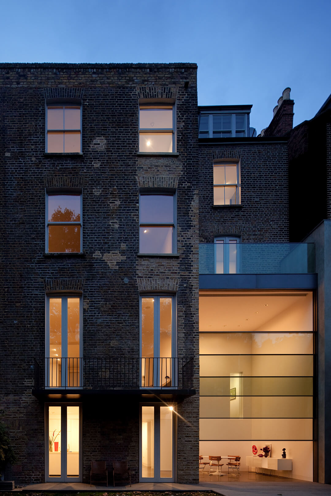 Bassett Road extension with Vitrocsa 3001 guillotine glazed façade.