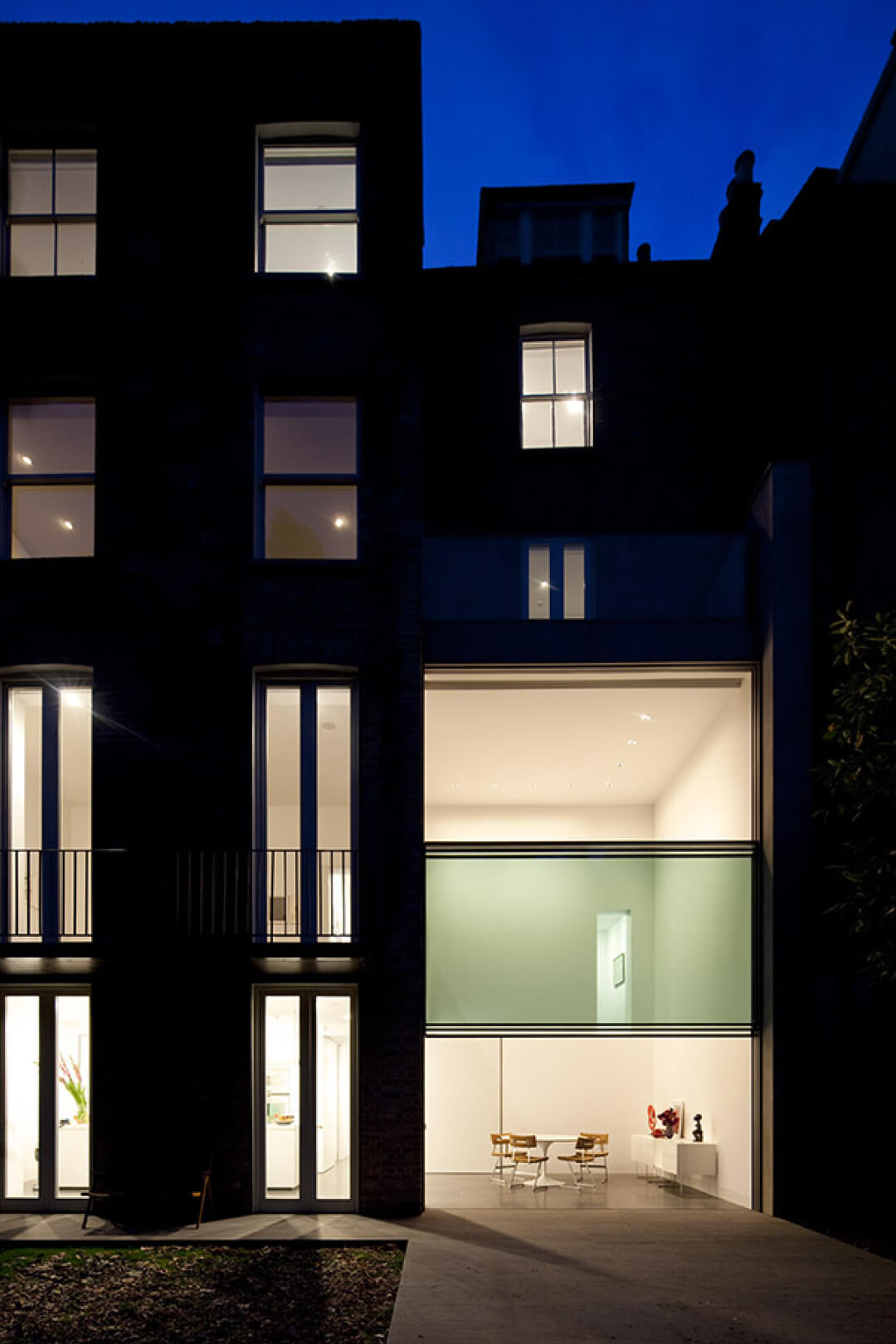 Bassett Road extension with Vitrocsa 3001 guillotine glazed façade.