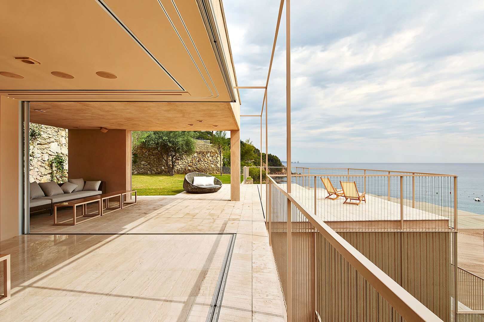 Casa Bastida integrates Vitrocsa 3001 sliding windows with a pocket application. Panels fully retract into the walls when open.