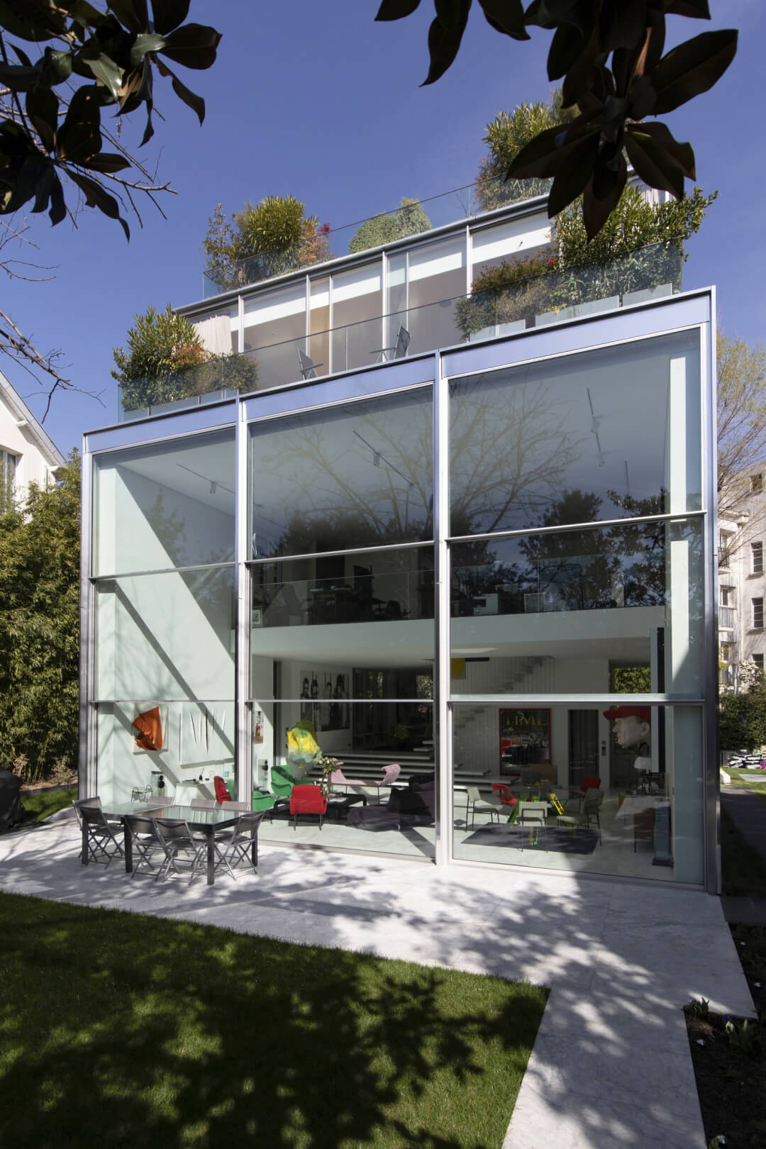 Exterior de Contemporary Home Hardel con altos acristalamientos de guillotina Vitrocsa TH+.
