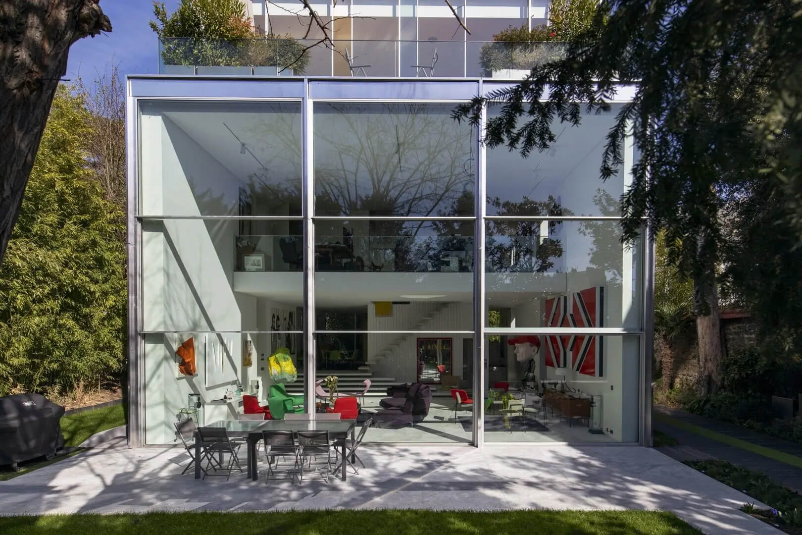 Exterior de Contemporary Home Hardel con altos acristalamientos de guillotina Vitrocsa TH+.