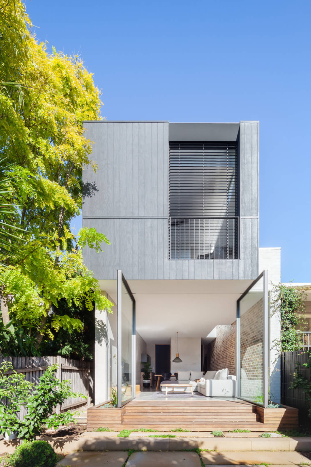 Double Vitrocsa pivoting glass doors to create the largest possible open space.