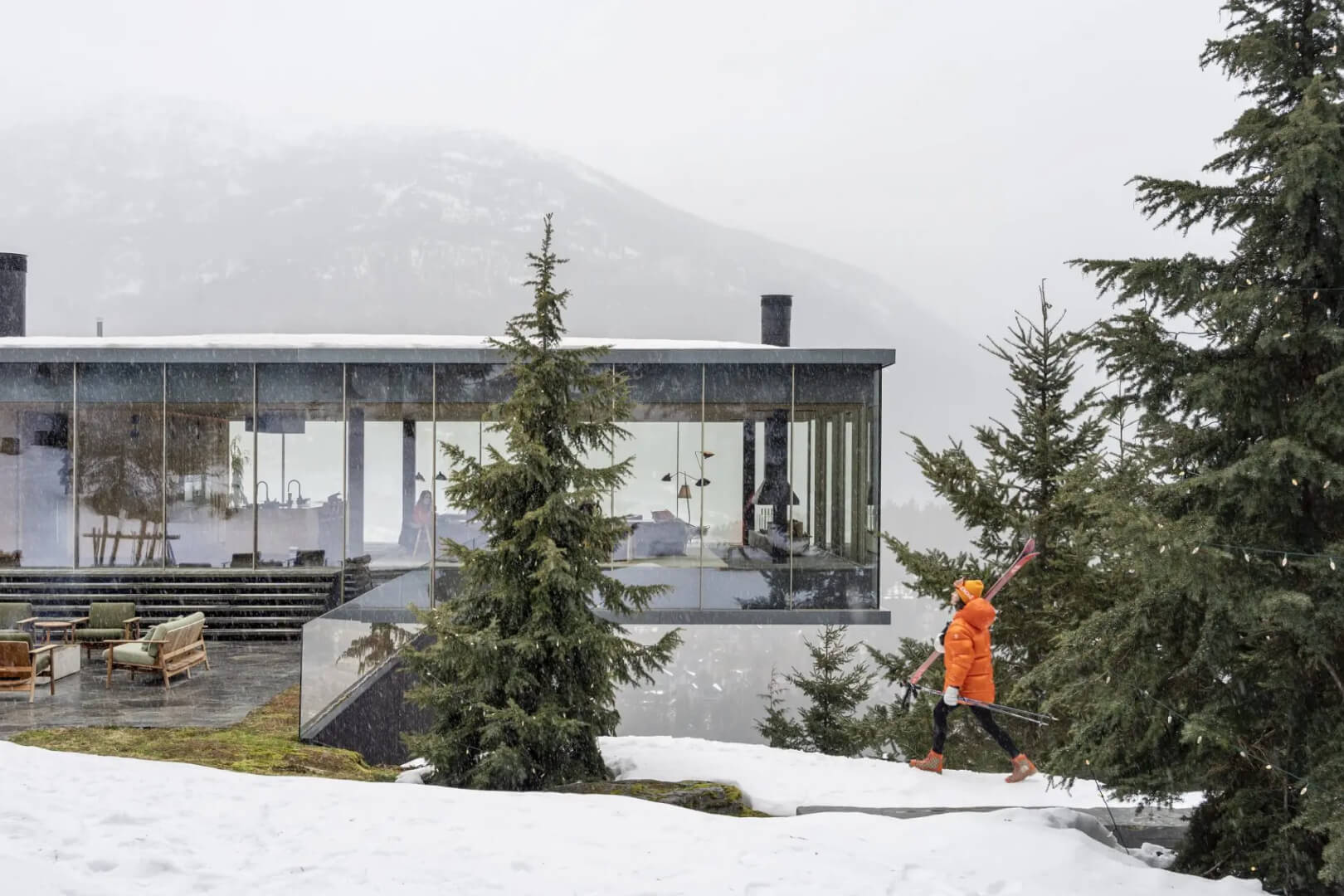 102 paneles de vidrio, en su mayoría sistemas de ventanas correderas fijas o sin marco, amplifican la sensación de apertura.