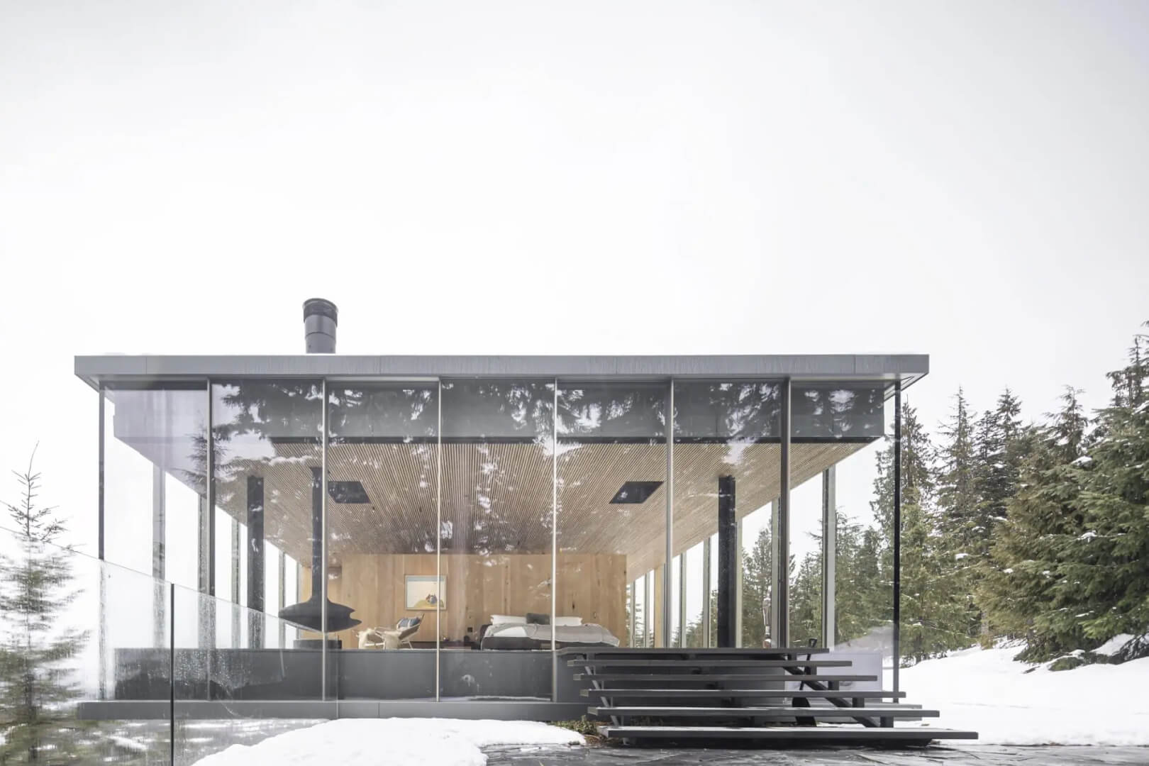 102 paneles de vidrio, en su mayoría sistemas de ventanas correderas fijas o sin marco, amplifican la sensación de apertura.