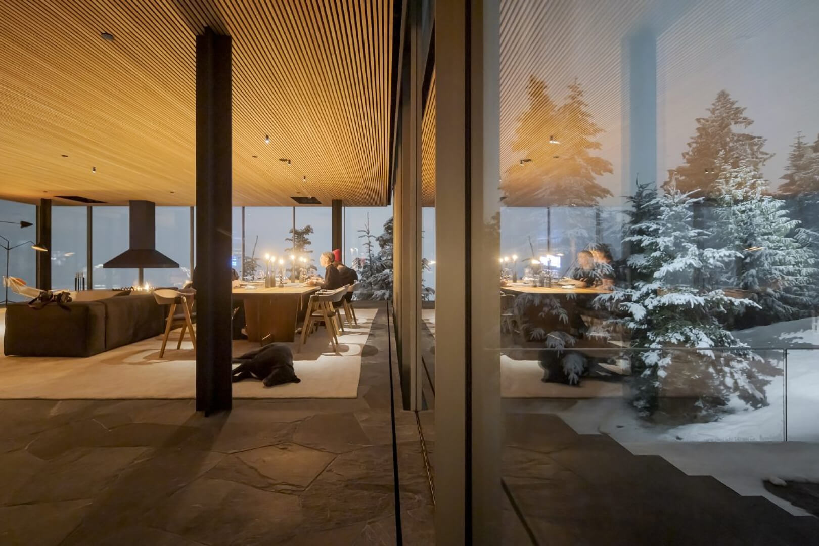 102 paneles de vidrio, en su mayoría sistemas de ventanas correderas fijas o sin marco, amplifican la sensación de apertura.