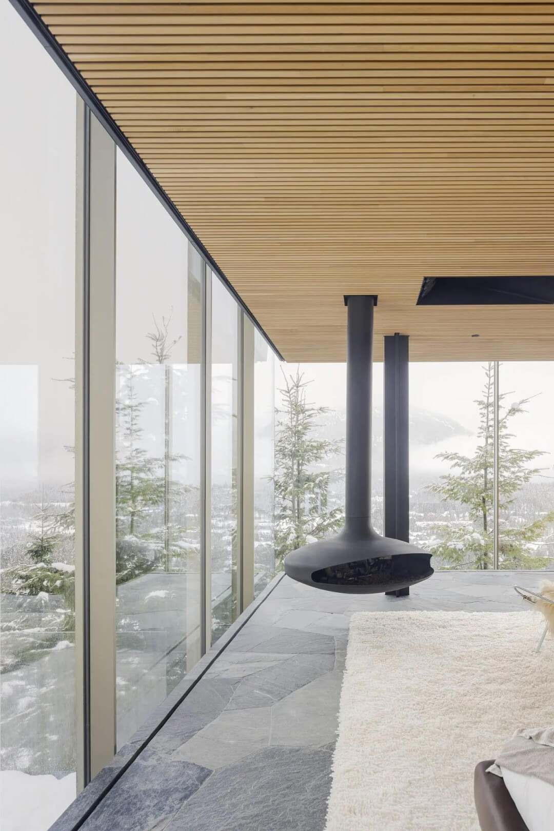 102 paneles de vidrio, en su mayoría sistemas de ventanas correderas fijas o sin marco, amplifican la sensación de apertura.