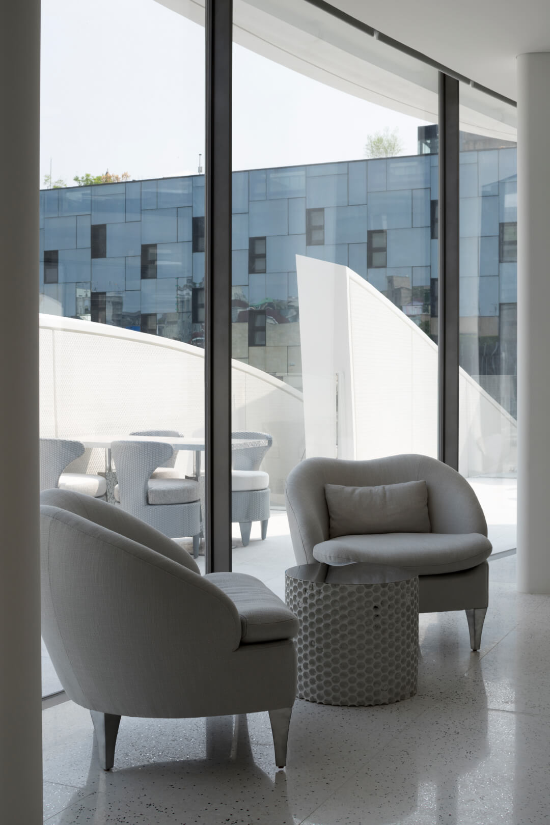 Présentes dans la boutique phare de Dior à Séoul, les fenêtres cintrées Vitrocsa complètent l’esthétique du bâtiment.