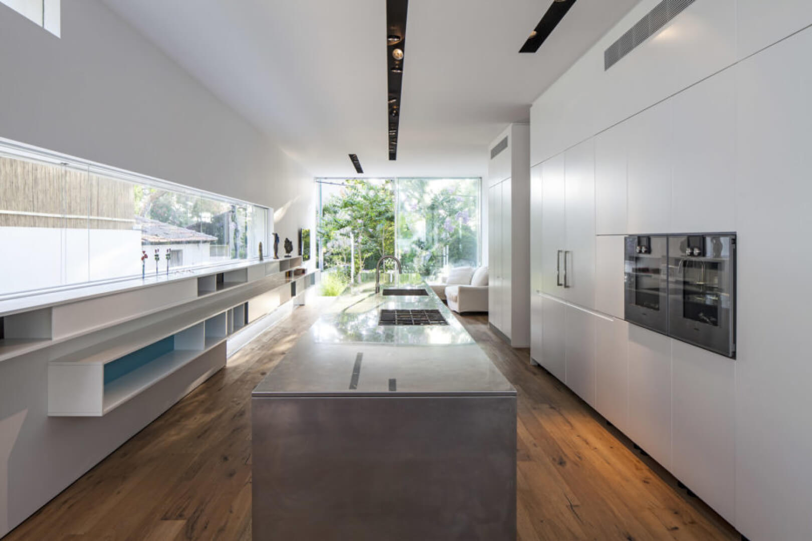 The large Vitrocsa windows at the end of these “tubes” open directly onto the garden.