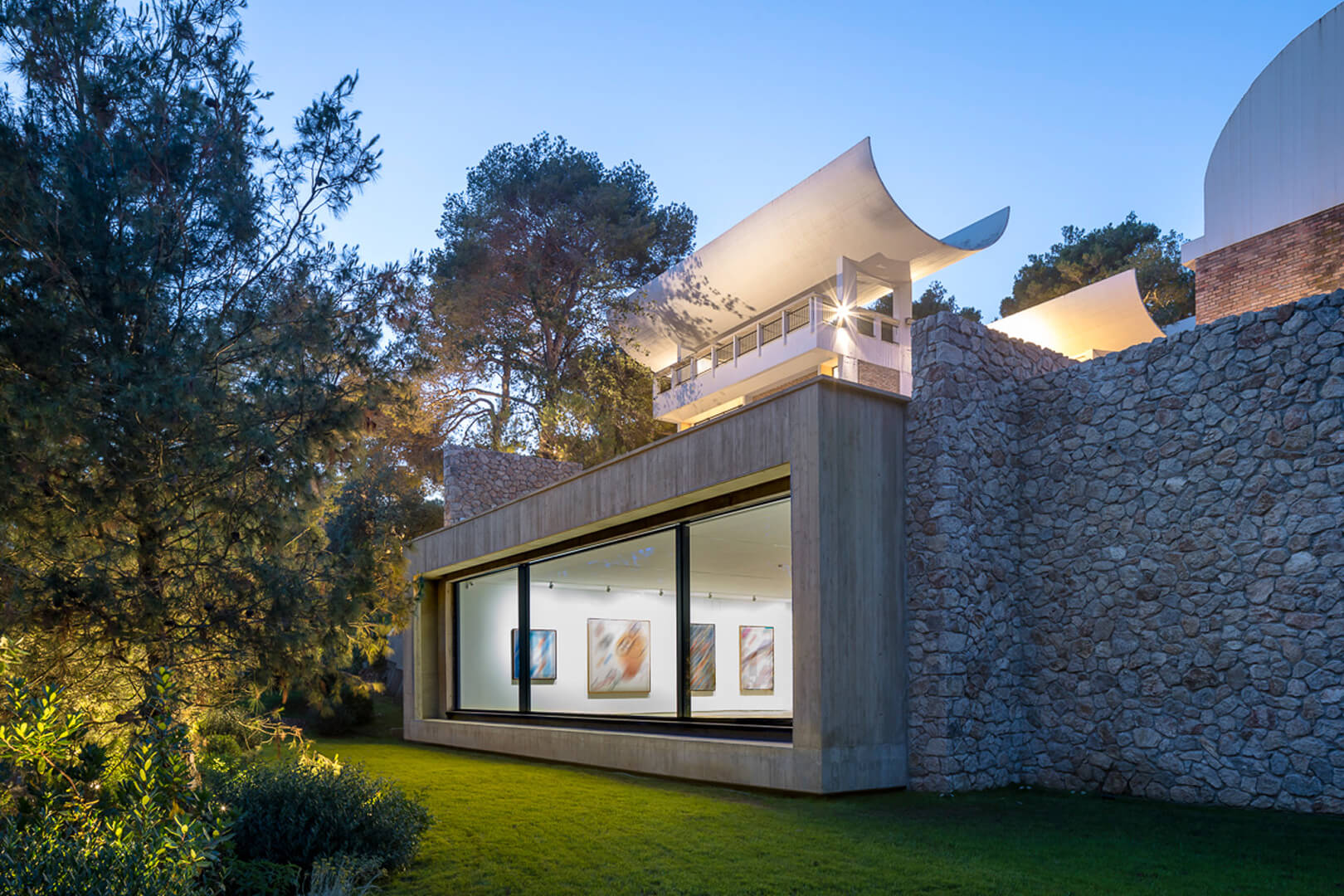Foundation Maeght in Frankreich von den Architekten Silvio d’Ascia unter Verwendung von minimalistischen Schiebefenstern von Vitrocsa