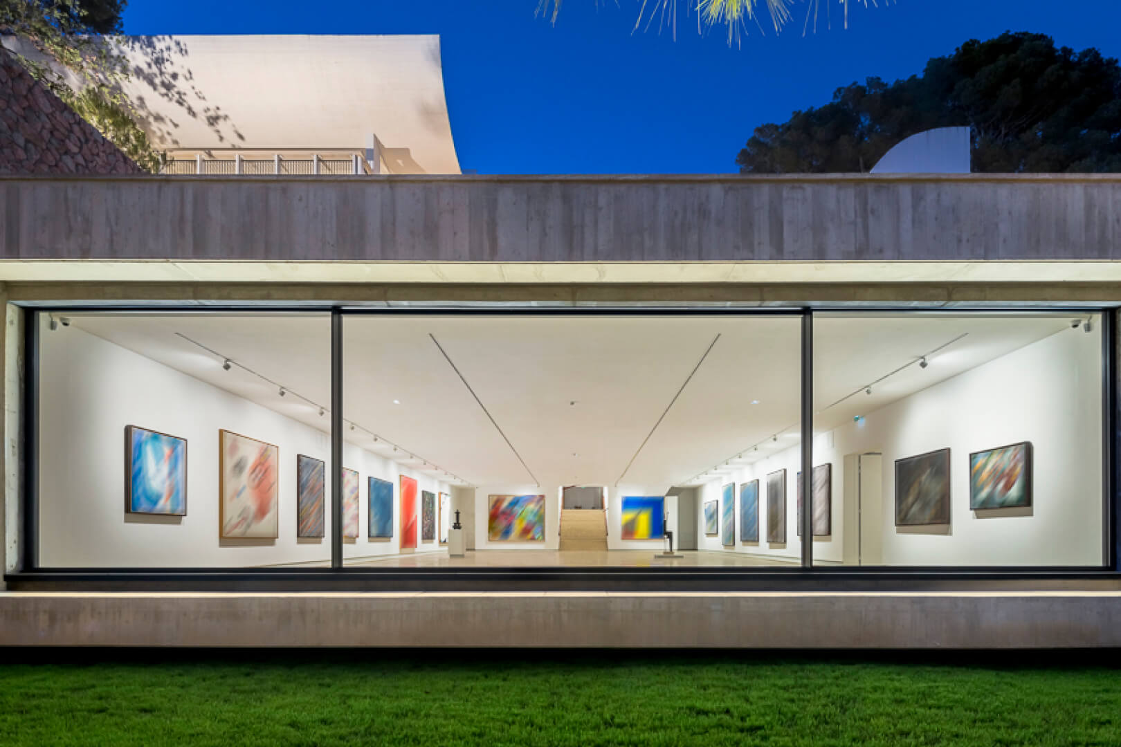 Foundation Maeght in Frankreich von den Architekten Silvio d’Ascia unter Verwendung von minimalistischen Schiebefenstern von Vitrocsa