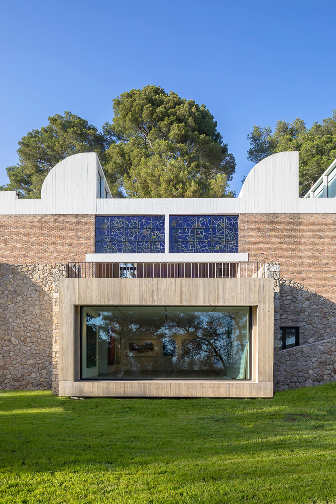 Foundation Maeght in Frankreich von den Architekten Silvio d’Ascia unter Verwendung von minimalistischen Schiebefenstern von Vitrocsa
