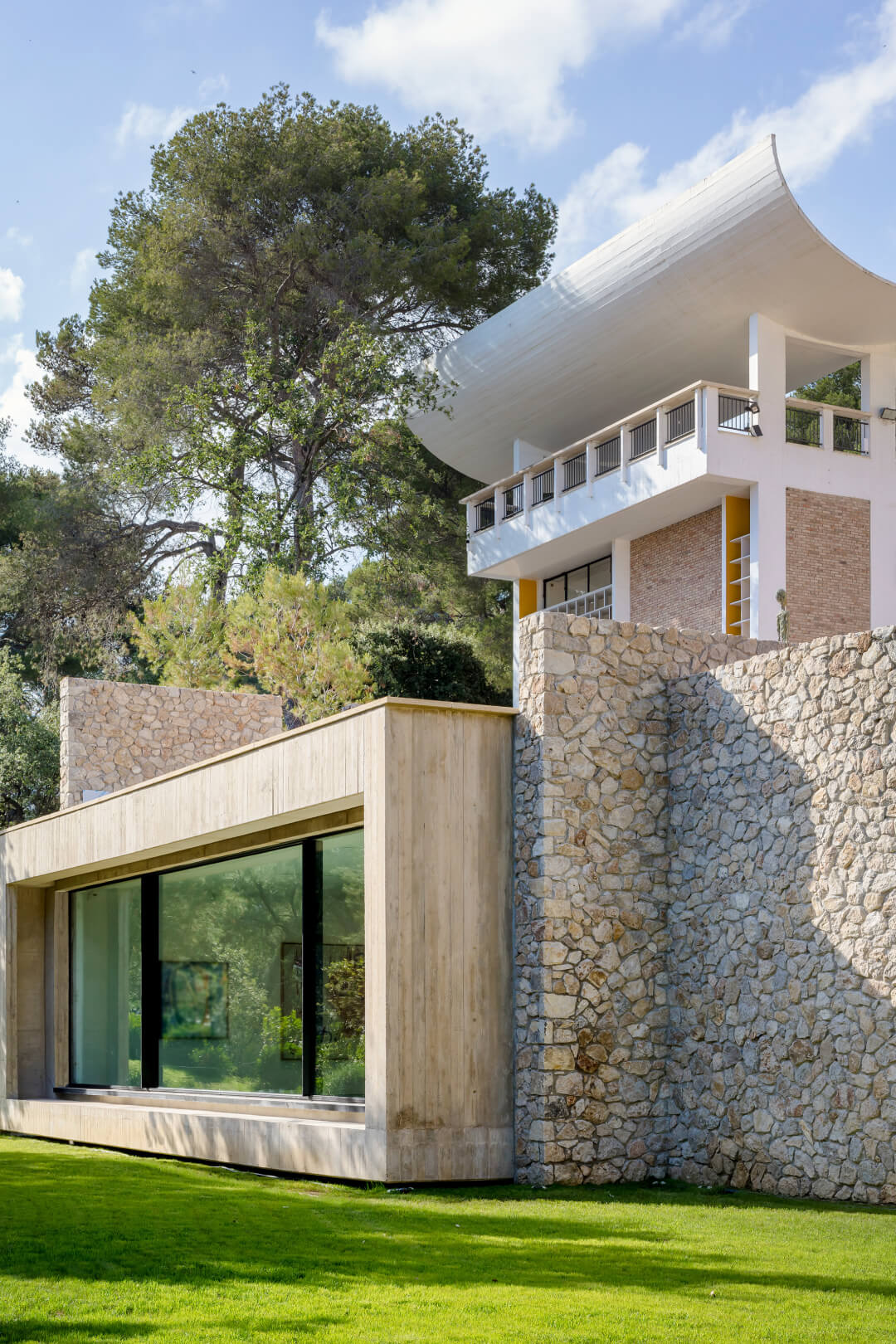 Foundation Maeght in Frankreich von den Architekten Silvio d’Ascia unter Verwendung von minimalistischen Schiebefenstern von Vitrocsa