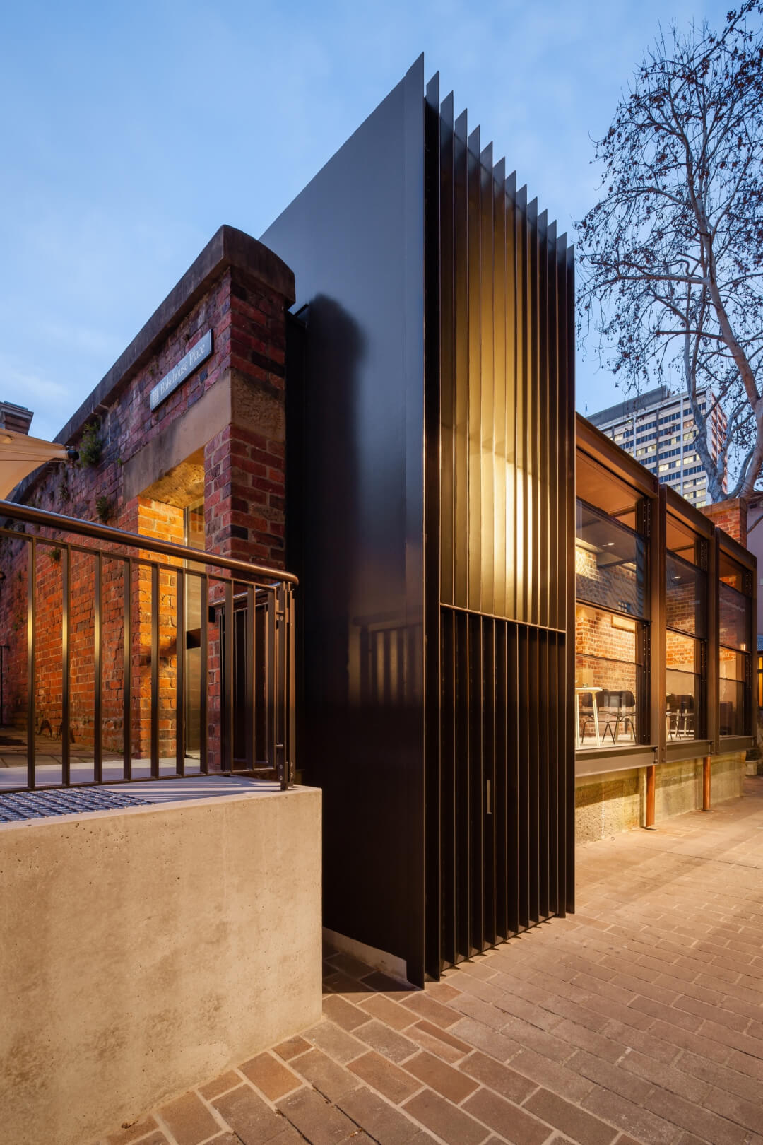 Fassade des ehemaligen Rocks Police Station mit Vitrocsa TH+ Guillotine-Verglasung.