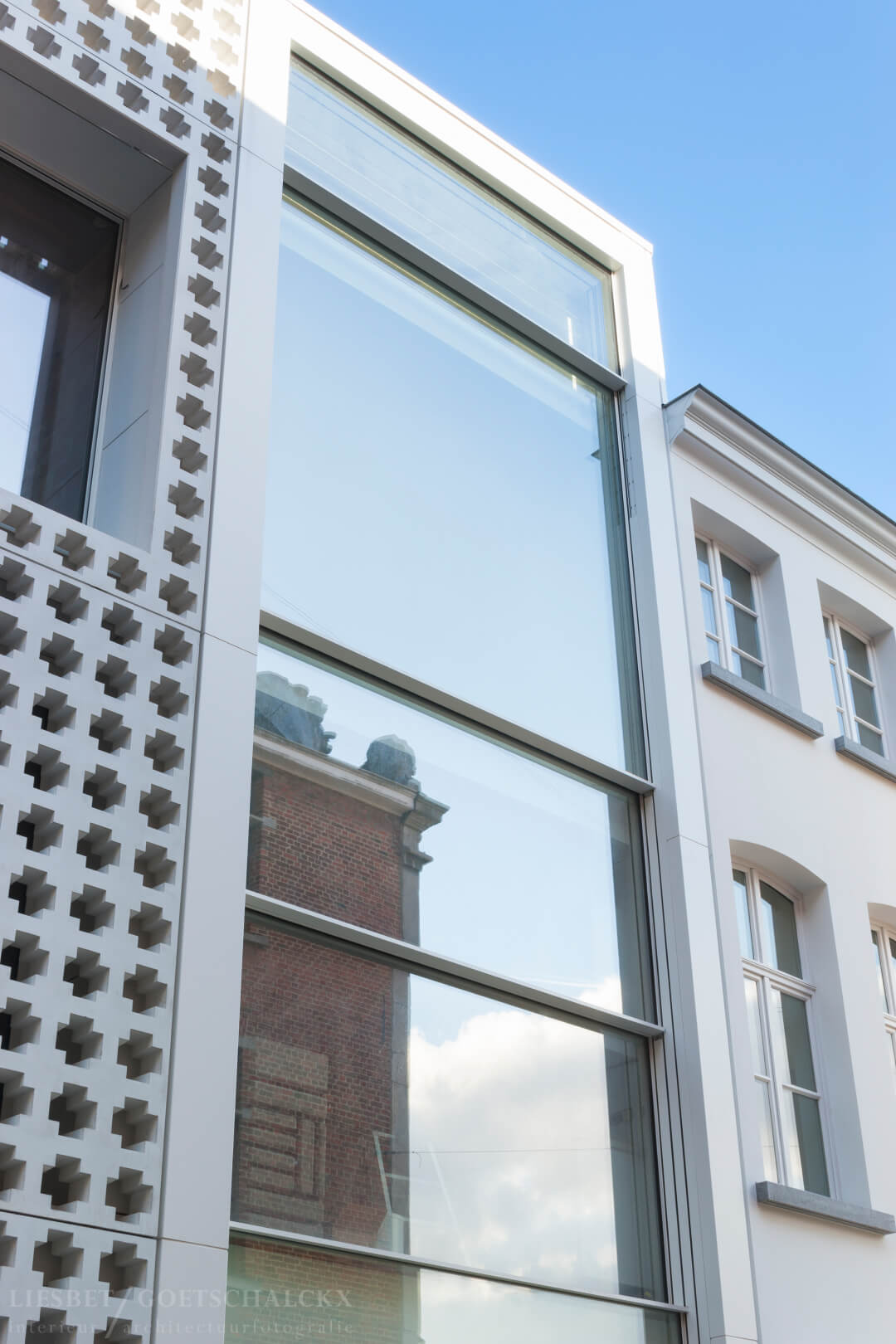 Exterior de Huis Van Lorreinen con acristalamiento de guillotina motorizada Vitrocsa TH+.