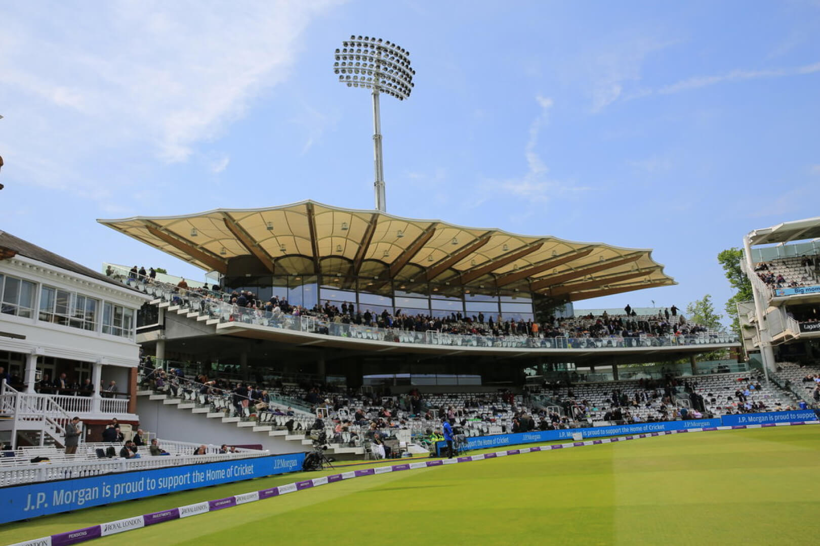 Extérieur de la tribune Warner du Lord’s Cricket Ground avec vitrage à guillotine TH+ Vitrocsa.