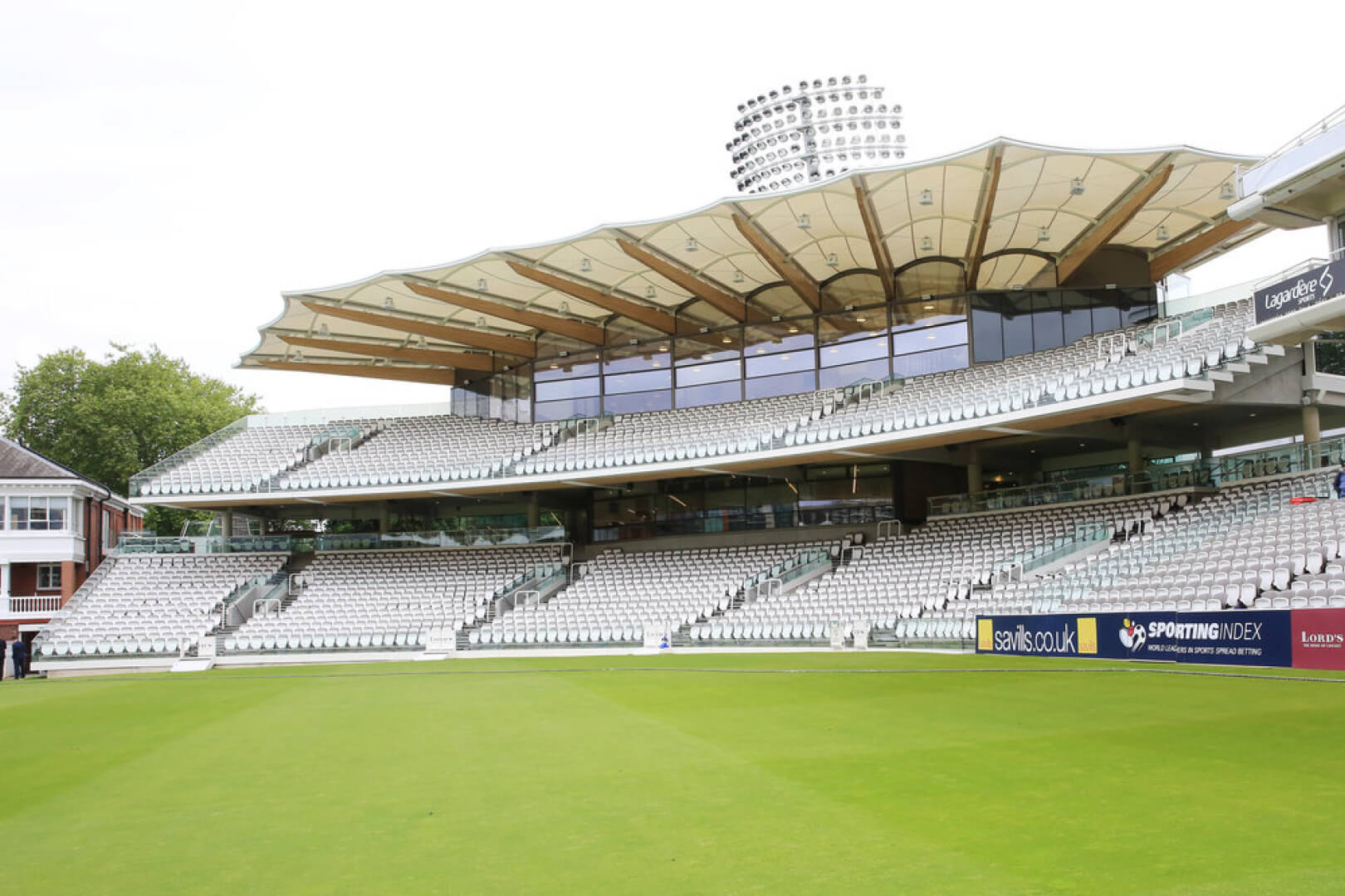 Extérieur de la tribune Warner du Lord’s Cricket Ground avec vitrage à guillotine TH+ Vitrocsa.
