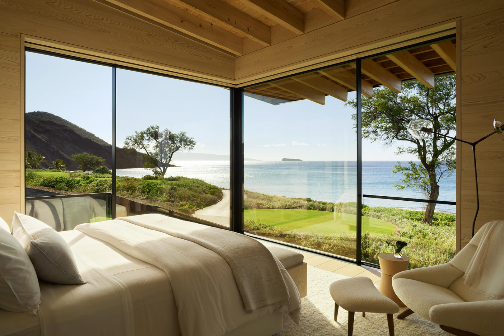 La residencia Maui de Walker Warner Architects utiliza sistemas de ventanas fijas y correderas de vidrio reforzado térmicamente V32 de Vitrocsa.